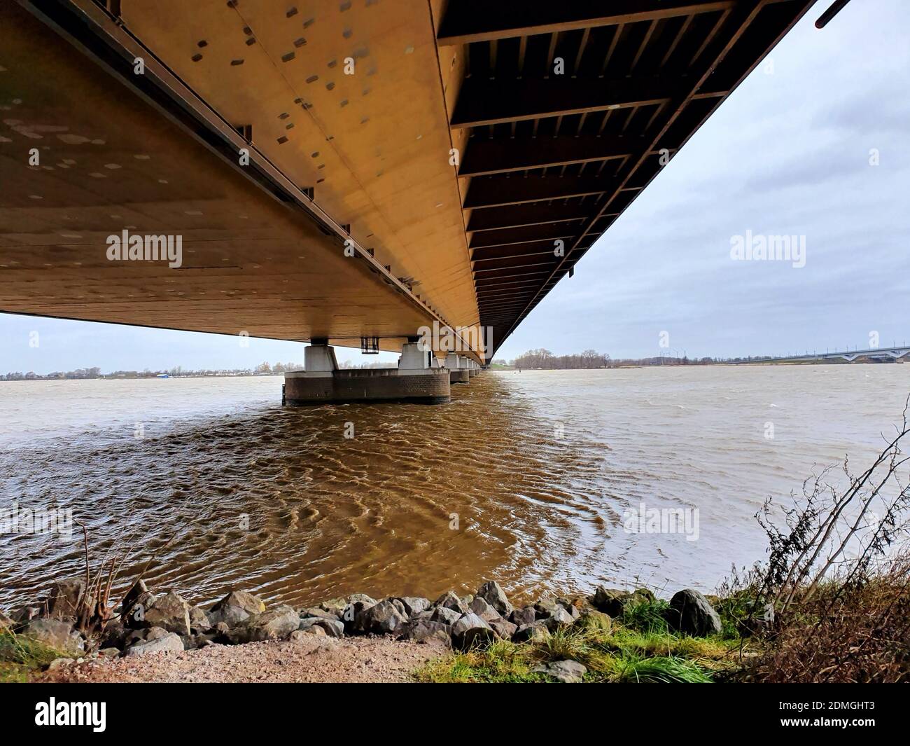 Der untere Teil der Moerdijk Brücke über die Hollands Diep Fluss in den Niederlanden Stockfoto