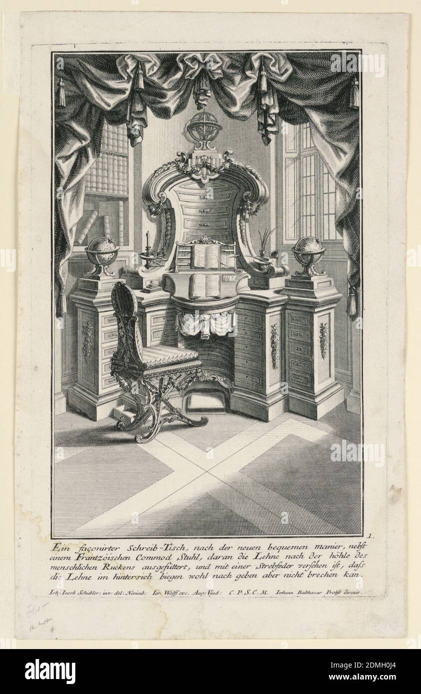 Ein façonirter Schreib-Tisch,… (Schreibtisch und Stuhl), Johann Jakob Schübler, deutsch, 1689–1741, Jeremias Wolff, deutsch, 1663–1750, Johann Balthasar Probst, 1673–1750, Radierung und Gravur auf cremeweißem Büttenpapier, ein aufwändiger Schreibtisch ist in einer drapierten Ecke eines Raumes mit einem Bücherregal links und einem Fenster rechts zu sehen. Der Schreibtisch ist mit Globen links und rechts verziert und verfügt über vier Bereiche mit mehreren Schubladen am Fuß sowie einen zentralen, kartuschenförmigen, gegravierten Abschnitt darüber. Dekoriert mit Swags, Festoons, schweren architektonischen Formteilen und von einem Astrolabium überragt Stockfoto