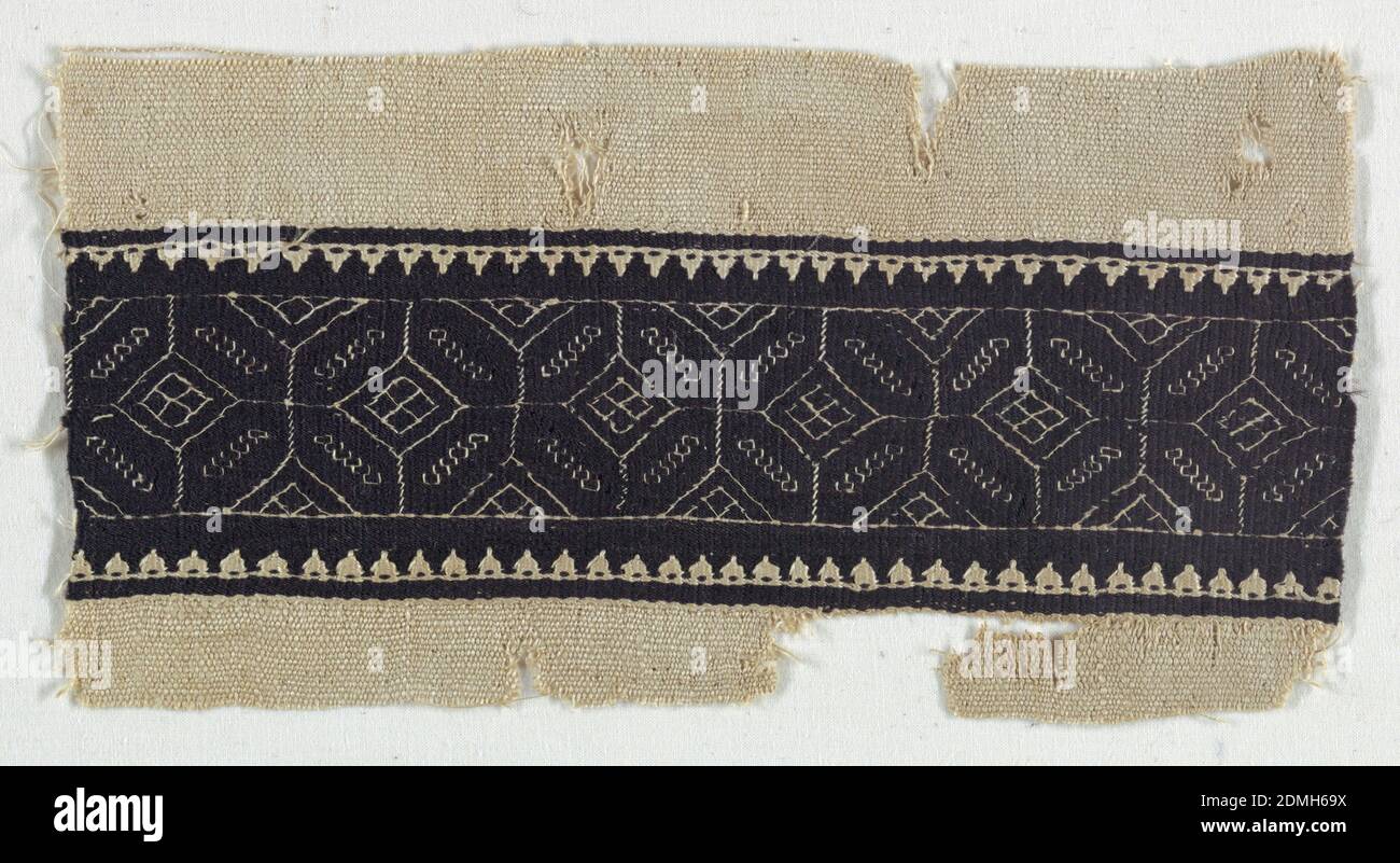 Fragment, Medium: Kettstoff; S-gesponnene Wäsche. Schussstoffe; S-gesponnene Wäsche, S-gesponnene Wolltechnik: Spaltteppich mit ergänzender Schussumhüllung., Geometrisches Band in schwarz., Ägypten, 3.–4. Jahrhundert, gewebte Textilien, Fragment Stockfoto