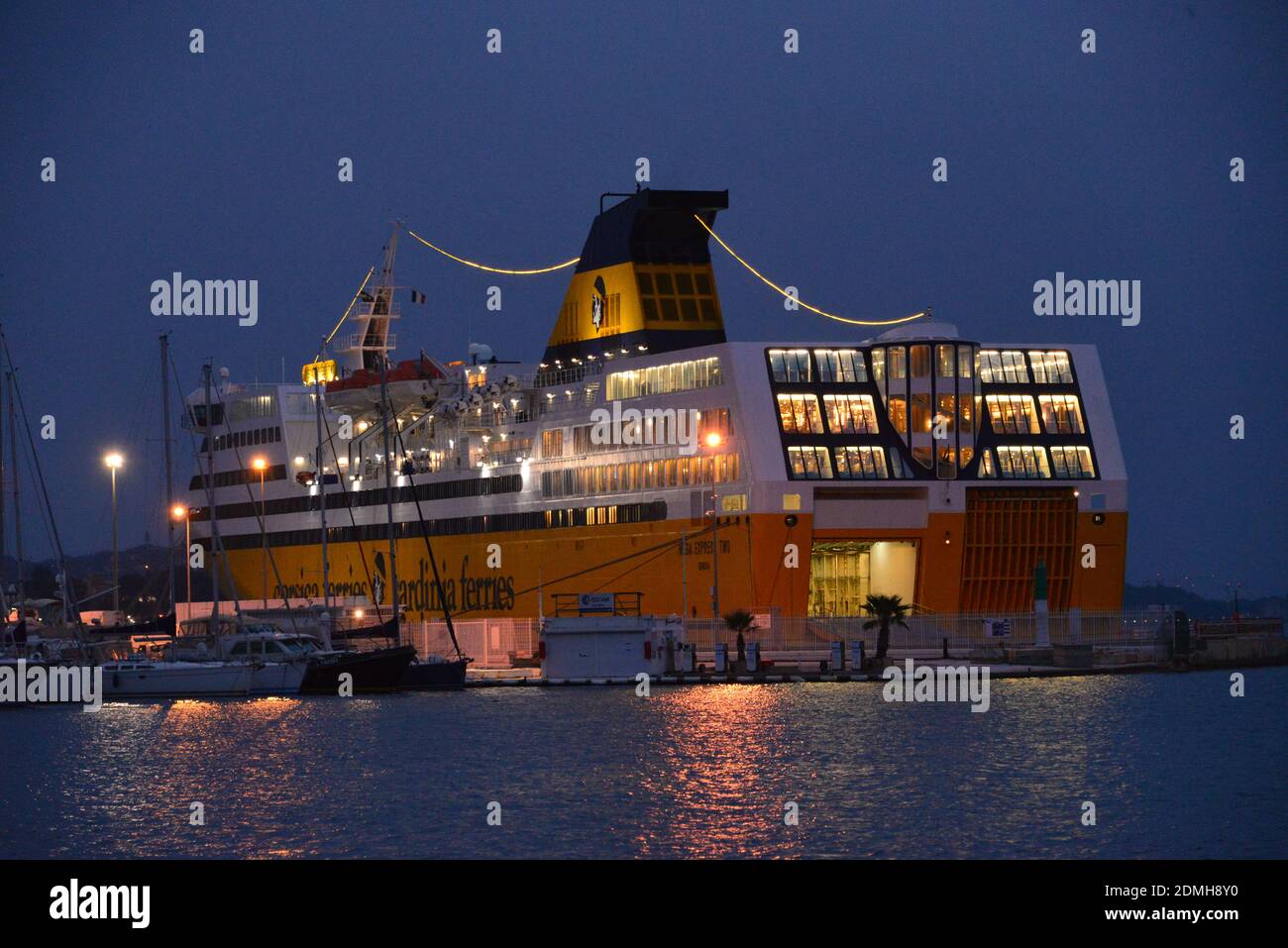 Hafen von Toulon bei Nacht mit Fähren von Korsika Stockfoto