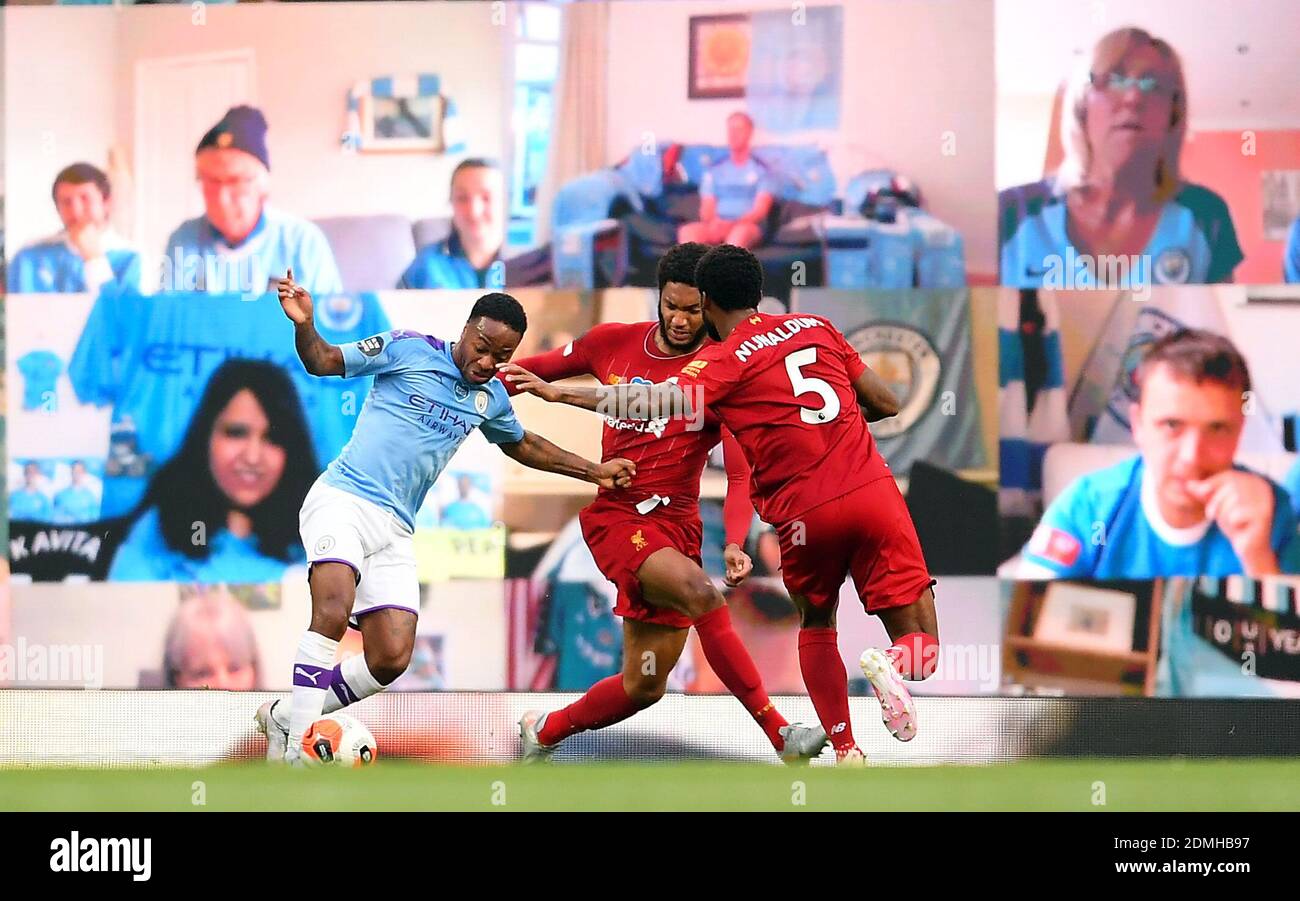 Fileboto vom 02-07-2020 von Liverpools Joe Gomez räumt eine Strafe ein, nachdem er Raheem Sterling von Manchester City während des Premier League-Spiels im Etihad Stadium in Manchester zurückgehalten hat. Stockfoto