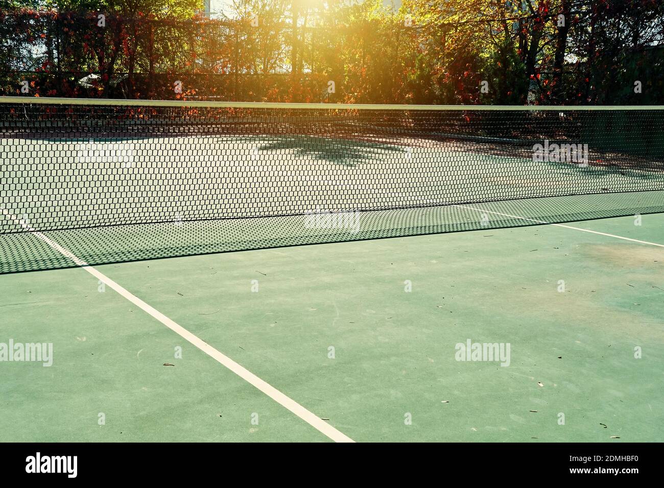 Tennisplatz mit Sandboden oder harter Oberfläche im Freien mit Netz Stockfoto