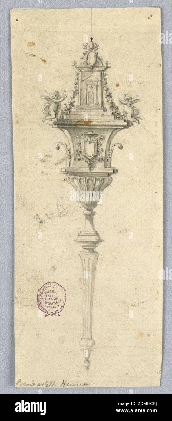 Mace für liturgischen Gebrauch, schwarze Kreide, Pinsel und Aquarell auf Papier, STEHT EIN geriffelter Becher mit einem Fuß auf dem Schaft. Darüber befindet sich ein Sockel mit dem Wappen eines Prälaten davor. Oben knien zwei Engel neben der façade einer Kirche mit geschlossener Tür. Vor dem Haus befindet sich ein päpstliches Wappen, möglicherweise das von Clemens XIII. (1758-1736). Girlanden hängen von der Entablatur., Italien, 1750–1773, Metallarbeiten, Zeichnung Stockfoto