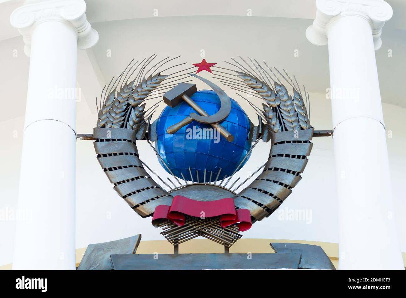 Das gestalterische Element der Gebäude der UdSSR. Das Wappen der Sowjetunion auf dem Gebäude ist das offizielle Staatssymbol der UdSSR Stockfoto