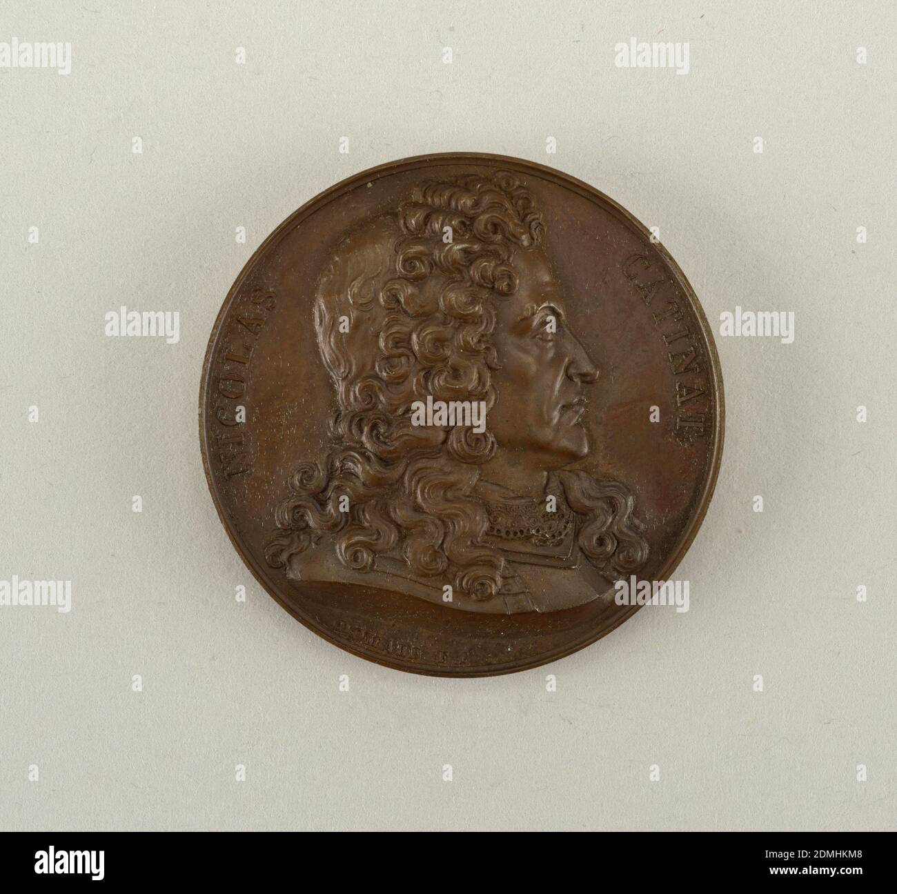 Galerie métallique des grands hommes français (große Männer Frankreichs), Joseph-François Domard, Französisch, 1792 - 1858, Bronzeguss, Büste von Nicolas Catinat de La Fauconnerie, seigneur de Saint-Gratien (1637–1712), rechts., Frankreich, 1823, Metallarbeiten, Dekorative Künste, Medaille, Medaille Stockfoto