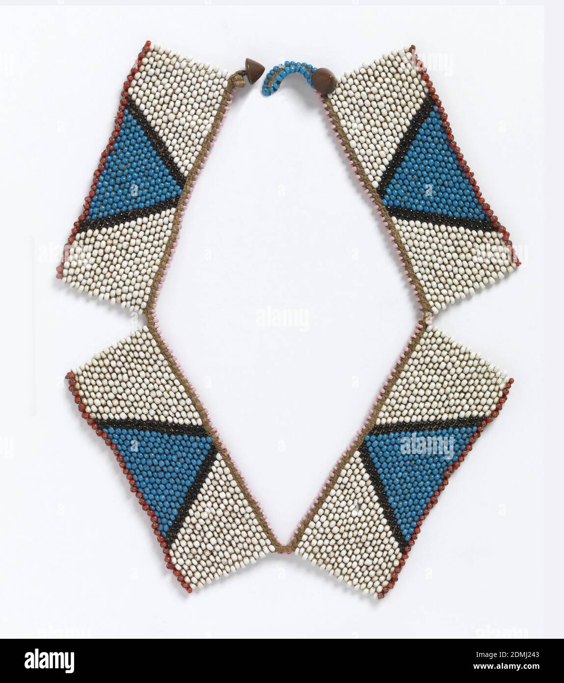 Halskette, Medium: Glasperlen, Metallverschlüsse Technik: Gewebt Label: Glasperlen, gewebt, Halskette bestehend aus vier rechteckigen Paneelen. Jedes hat ein weißes Feld mit einem blauen Dreieck, das schwarz umrandet ist. Der obere Rand ist rosa, und der untere Rand jedes Rechtecks ist rot. Befestigt mit kegelförmigen Metallknöpfen., Südafrika, Ende des 19.–Anfang des 20. Jahrhunderts, Schmuck, Halskette Stockfoto