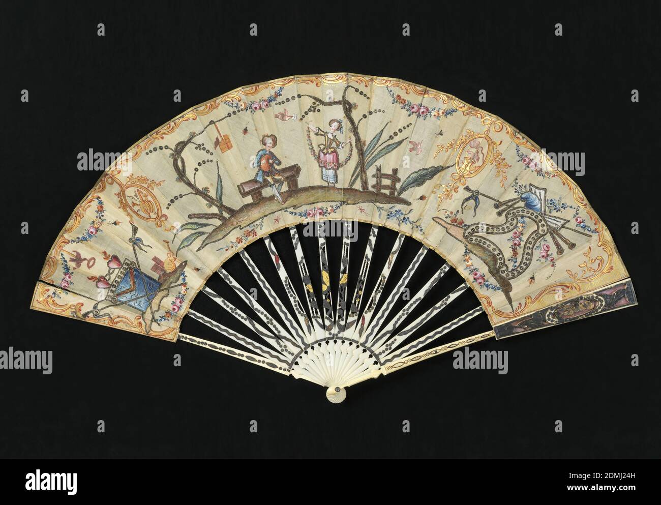 Gefaltete Fächer, Leinenblatt mit Gouache bemalt und mit Metallic-Garnen in Kettenstich und Pailletten bestickt; geschnitzte, eingeschnitzte und durchbohrte Elfenbeinstifte mit aufgetragenem Metallic-Folie, gefaltetes Fächer. Leinenblatt mit Gouache bemalt. Design zeigt eine zentrale Szene eines jungen Mannes, der auf einer Bank in der Nähe einer stehenden Frau sitzt, die eine lange Blumengirlande hält. Ein Vogel fliegt über ihnen mit einer Notiz im Schnabel. Altar der Liebe links und eine Kartusche mit Trophäen rechts. Design in versilberter Kettenstich umrandet. Bestickt mit Spangeln. Vergoldet blüht an den Rändern und vergoldete Medaillons auf beiden Seiten Stockfoto