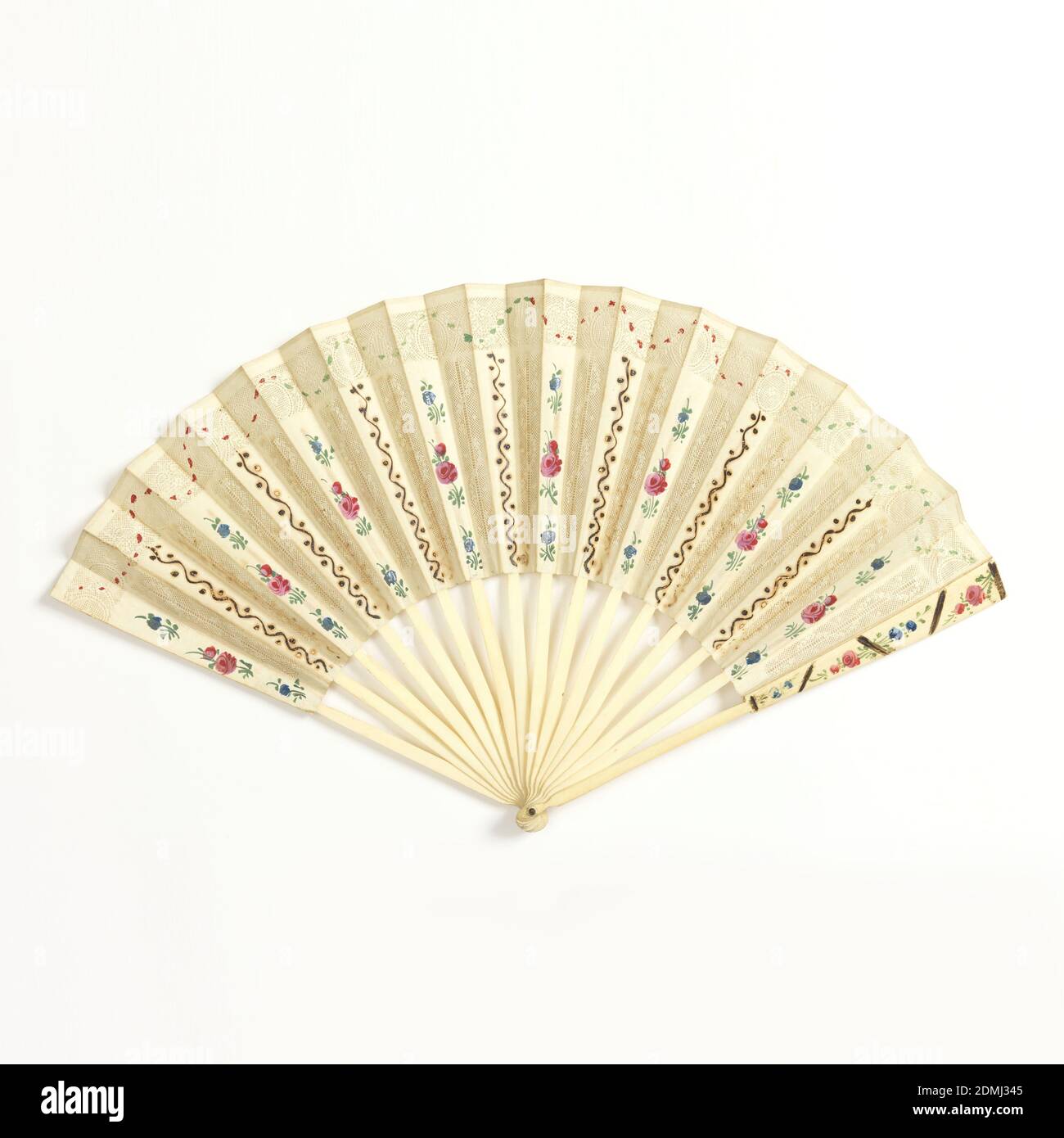 Gefaltettete Fächer, bemaltes und durchbohrtes Papierblatt, Knochenstäbe, bemalte Knochenschützer, gefaltettete Fächer. Papier Blatt durchbohrt, um die Wirkung von Spitze zu geben. Vorderseite mit Blumen in blau, grün und rot bemalt. Alternative Falten haben Design von welligen Linie und Punkte. Knochenstäbe. Wachen bemalt mit Blumen in rot, blau und grün., wahrscheinlich Niederlande, möglicherweise Frankreich, 1770-1790, Kostüm & Accessoires, gefaltettete Fächer Stockfoto