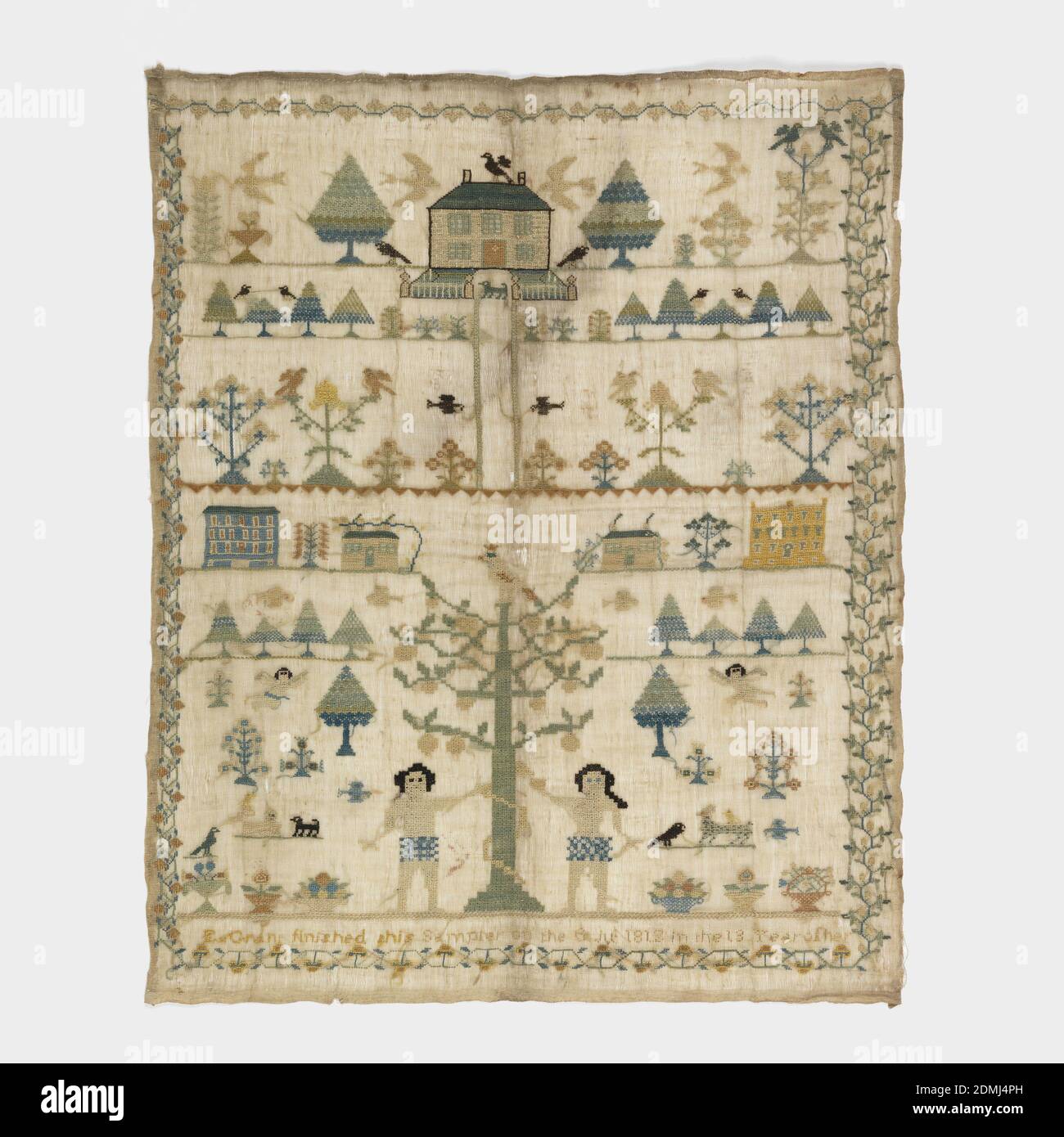 Sampler, E. Grant, Medium: Seidenstickerei, Baumwollfundament Technik: Kreuz-, Viereck-, Zelt- und Satinstiche auf Leinwandbindung, oberer Teil zeigt ein Haus mit Bäumen und Vögeln; unterer Teil zeigt Adam und Eva mit kleinen freistehenden Motiven, darunter Tiere, Bäume, Häuser, Blumen; Unterschriften; Umschlossen in Reben-gemusterter Bordüre., England, 1812, Stickereien & Nähte, Sampler Stockfoto