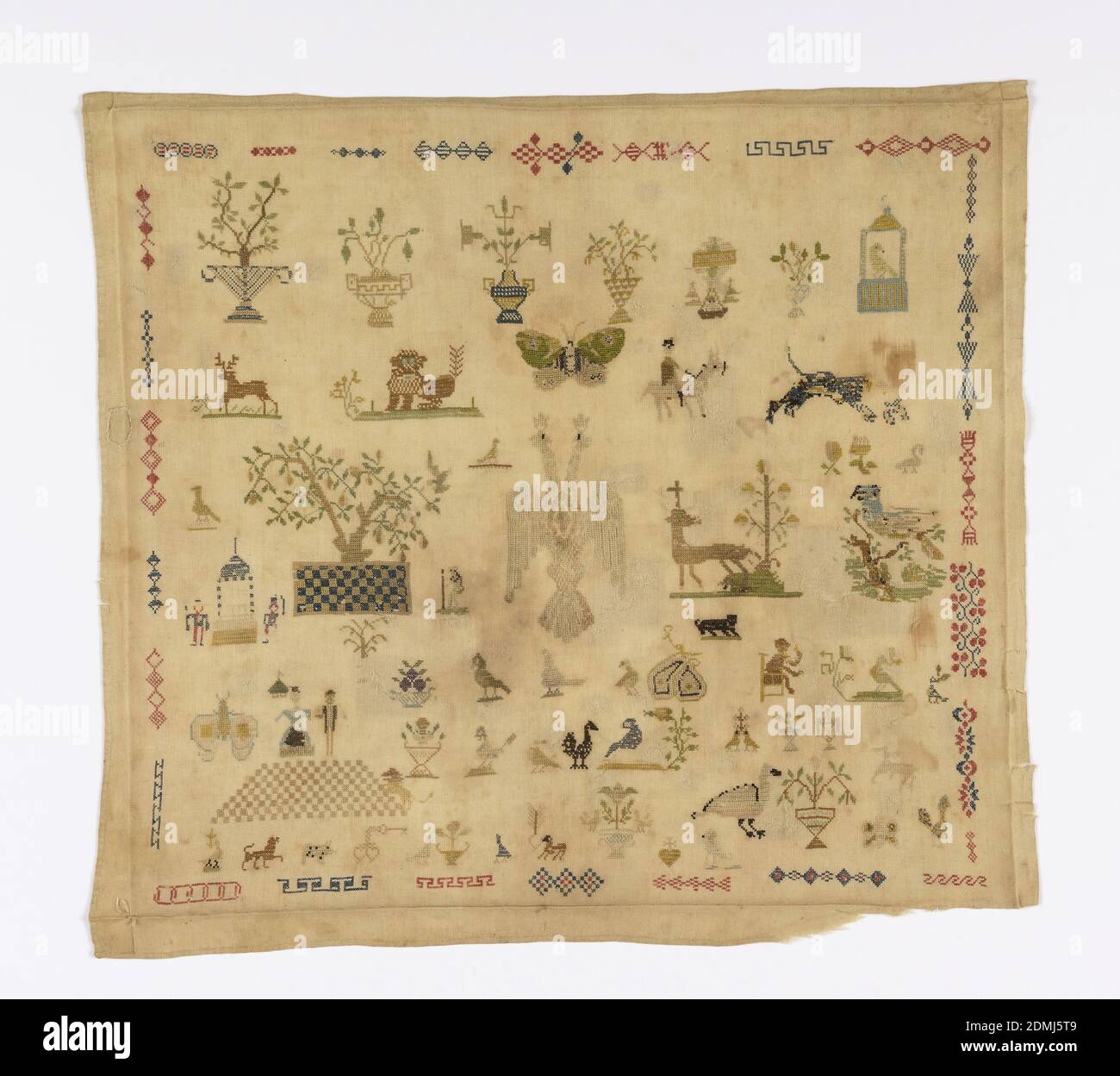 Sampler, Medium: Seidenstickerei auf Baumwollfundament Technik: Kreuzstich auf Leinwandbindung, Doppelköpfiger Adler, umgeben von Vasen, Körben, Blumen, Insekten und Tieren; Bäume und Menschen sind von einer Grenze umgeben, die aus 27 verschiedenen Motiven besteht., Italien, Anfang des 19. Jahrhunderts, Stickereien & Stitching, Sampler Stockfoto