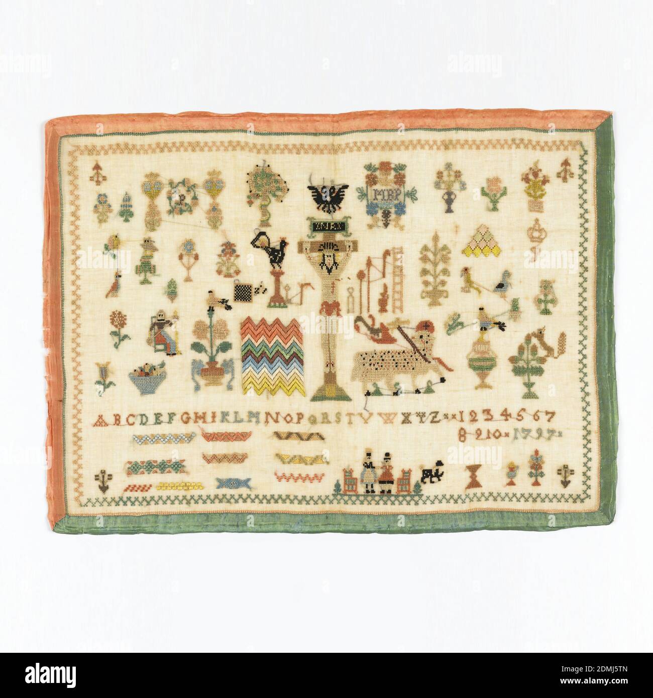 Sampler, Medium: Seidenstickerei, Leinenstifttechnik: Kreuz-, Satin-, Knoten-, Rücken- und Stielstiche auf Leinwandbindung, Freistehende Motive inklusive religiöser Symbole und doppelköpfiger Adler., Deutschland, 1797, Stickereien & Stitching, Sampler Stockfoto