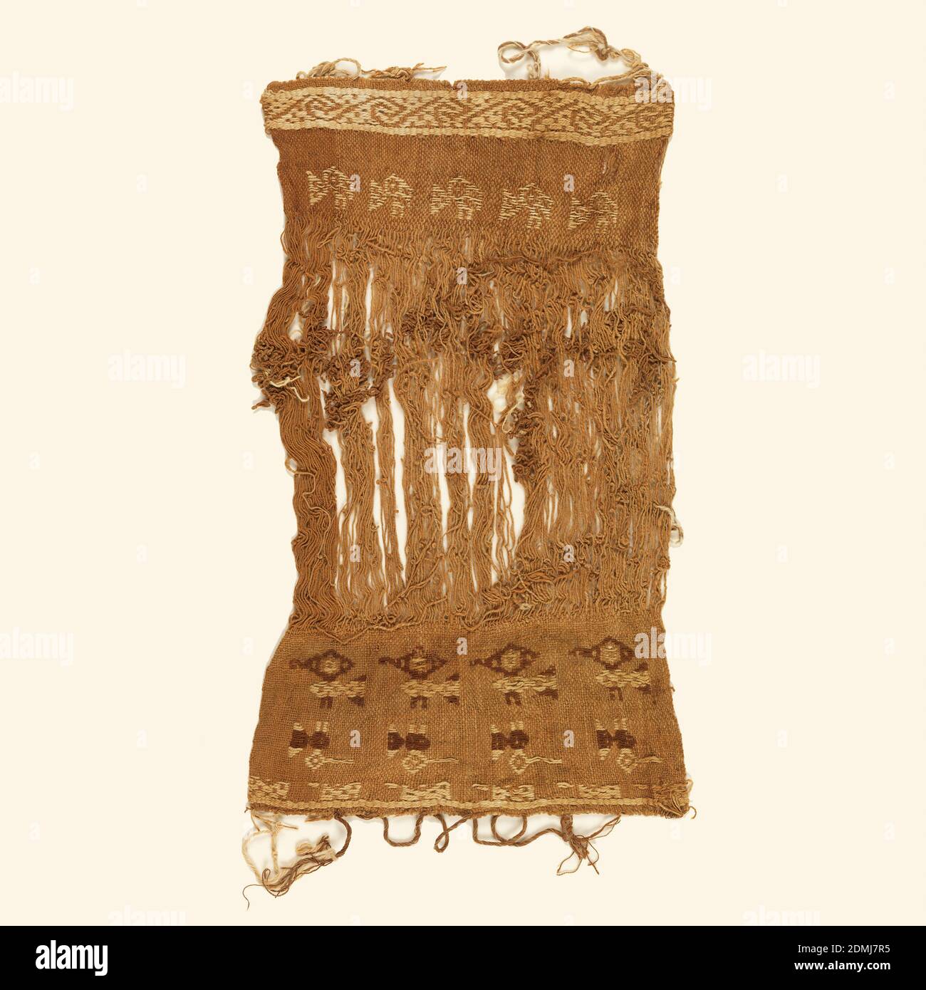 Fragment, Medium: Wolle Technik: Leinwandbindung mit kontinuierlicher ergänzender Schussstrukturierung, das Fragment hat von den Seiten gewebte Teile mit Vogelmotiven in braun und hellbraun auf braunem Hintergrund. Der mittlere Teil zeigt die Verwertungen. Zwei Webstuhlstäbchen sind angebracht. Fragment wurde im Chillon Tal, in der Nähe von Hasierida San Miguel de Choca gefunden. (b und c sind 2 Webstuhlstäbchen), Peru, 900–1100, gewebte Textilien, Fragment Stockfoto