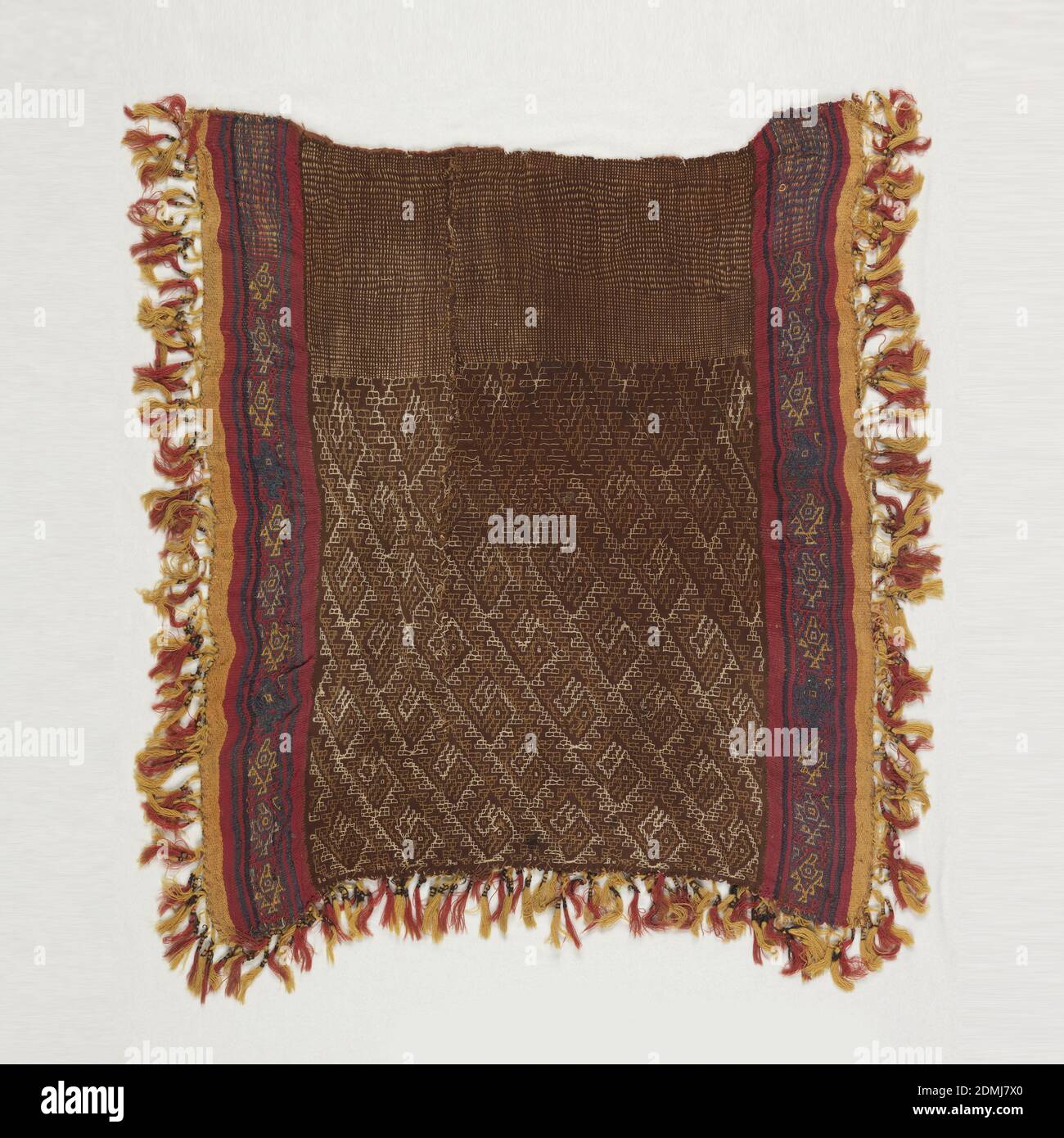 Textil, Medium: Baumwolle, Wolltechnik: (2 Seiten) A: Kettstreifen, Kettfaced Leinwandbindung; B: Komplementäre Kettfäden; Seiten intakt; Enden mit Kettenselvage, rechteckiges Stück aus Mittelteil mit Bordüre auf beiden Seiten genäht. Fransen auf drei Seiten. In den Rändern bilden Verkrümpfungen Streifen in einem Teil und Vogeldesigns in einem anderen. In der Mitte bilden die Verkrümmung in einem Teil Streifen und in einem anderen bilden sie das Design der ineinandergreifenden Vogelköpfe. Die Farben sind braun, braun, rot und gelb., Peru, 1000–1400, gewebte Textilien, Textil Stockfoto