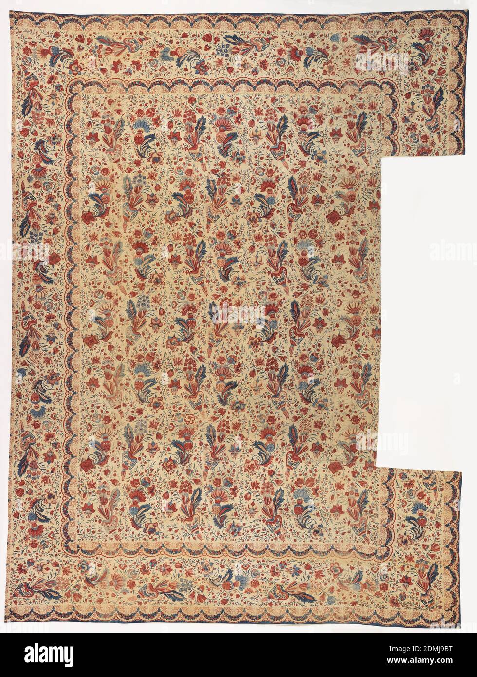 Hängend, Medium: Baumwolle Technik: Mordant bemalt und Resist-gefärbt (Chintz), hängend mit einem Teil von einem Rand ausgeschnitten, um es zu coverlet Verwendung zu Formen. Zwei große geschwungene Sprays mit verschiedenen großen, sorgfältig schattierten Blumen und großen geschwungenen gezackten Blättern und kleinere, feinere Nebensprays von Blümchen, Knospen, Beeren--- ein Spray endet in einem fantastischen gewölbten verzierten Glas mit Blattbasis, und ein Spray beschränkt sich auf zwei Stellen durch gepunktete Bänder--- Wechseln Sie vertikal im breiten Rand und horizontal und vertikal im rechteckigen Körper des Deckbeines, wobei beide Bereiche mit einer Luft gefüllt werden Stockfoto