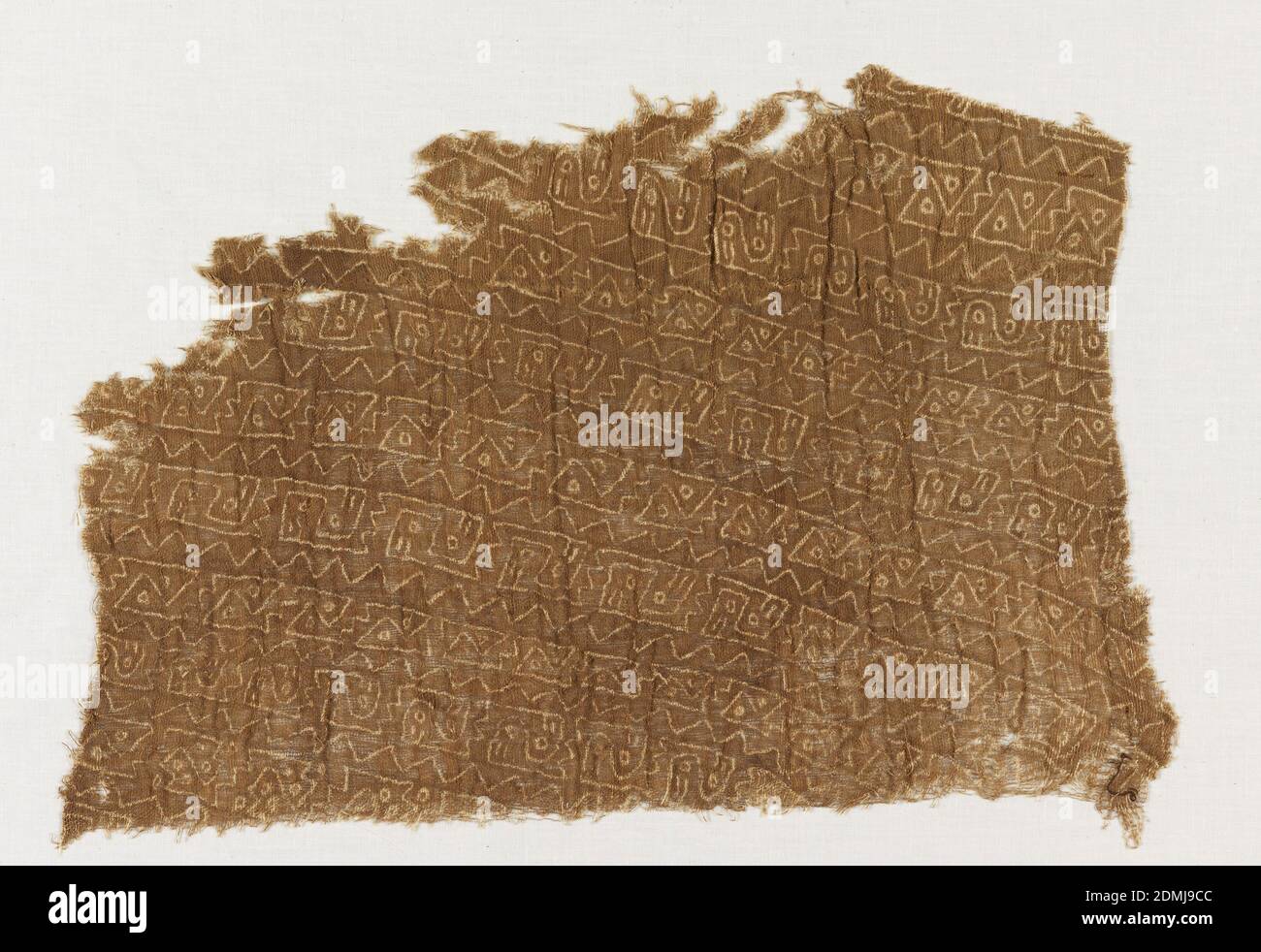 Fragment, Medium: Baumwolle Technik: Leinwandbindung mit handgemaltem Farbstoff Resist Patterning Label: Baumwolle mit handgemaltem Farbstoff Resist, feines, locker gewebtes Baumwolltuch mit leicht überwobenen Garnen, mit einem kleinen Overall-Design von Diagonalen von ineinander verschränktenden Vögeln abwechselnd mit Diagonalen von ineinander verschränktenden Fischen, jede Diagonale durch Zickzacklinie abgesetzt; In reserviertem Naturweiß auf braunem Boden., Peru, 1000–1400, bedruckte, gefärbte & bemalte Textilien, Fragment Stockfoto