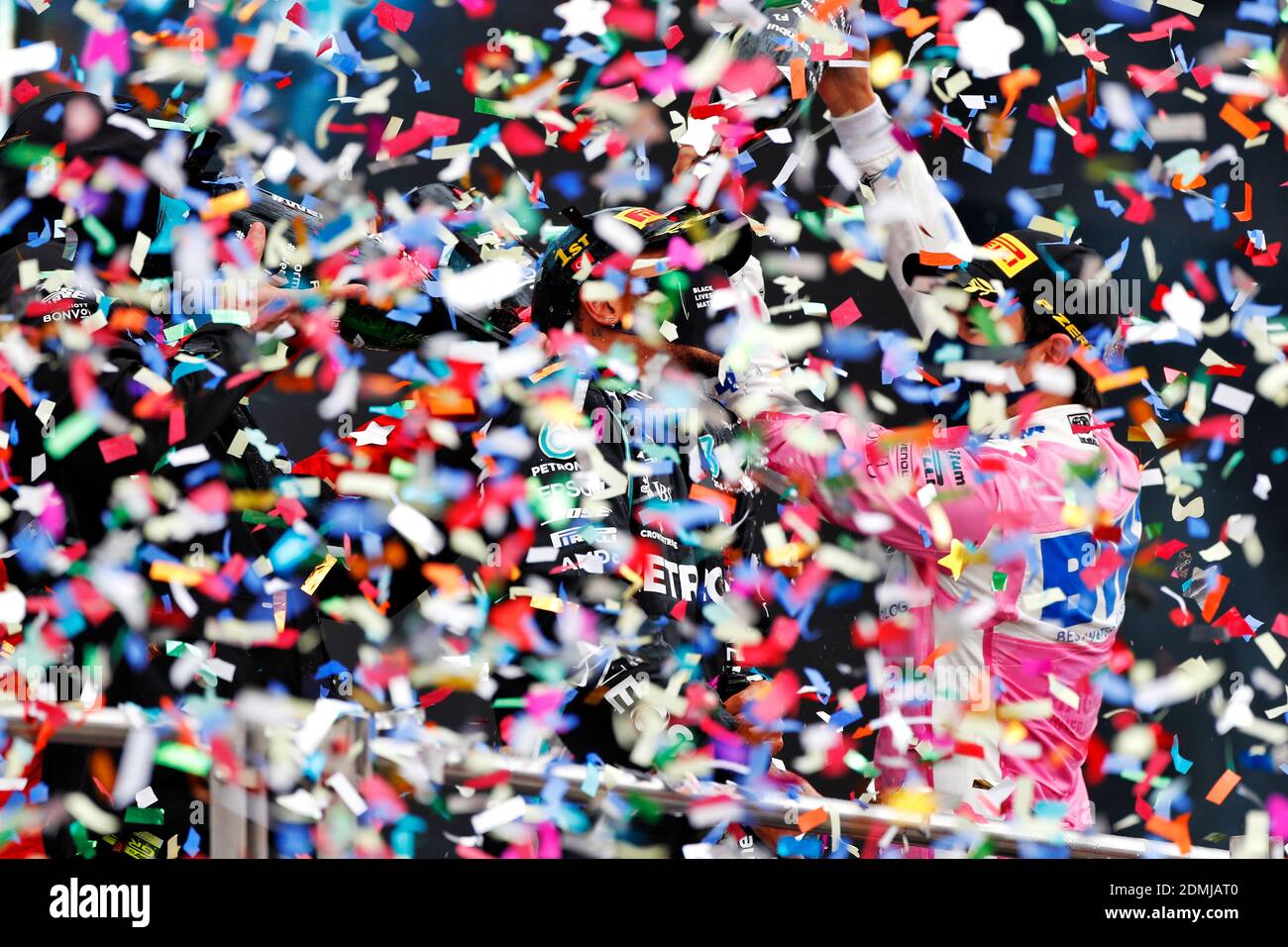Hier ist die PA Nachrichtenagentur Auswahl der Bilder des Jahres. Der britische Fahrer Lewis Hamilton feiert unter dem Ticker-Tape, nachdem er Geschichte geschrieben hat, indem er einen dramatischen türkischen Grand Prix gewann, der zum Rekordsiebte Mal zum Weltmeister gekrönt wird. Der 35-Jährige lieferte wohl sein bestes Display der Saison ab, um seinen 10. Sieg von 14 Rennen zu holen und Michael Schumachers allzeit Titelstrecke mit drei Runden zu überholen. Hamilton lief in einem ereignisreichen Rennen auf dem fünften Rang, nutzte aber alle seine Erfahrungen, um seine Zwischenreifen für 50 der 58 Runden zum letzten Mal zu bringen und den Th zu fahren Stockfoto