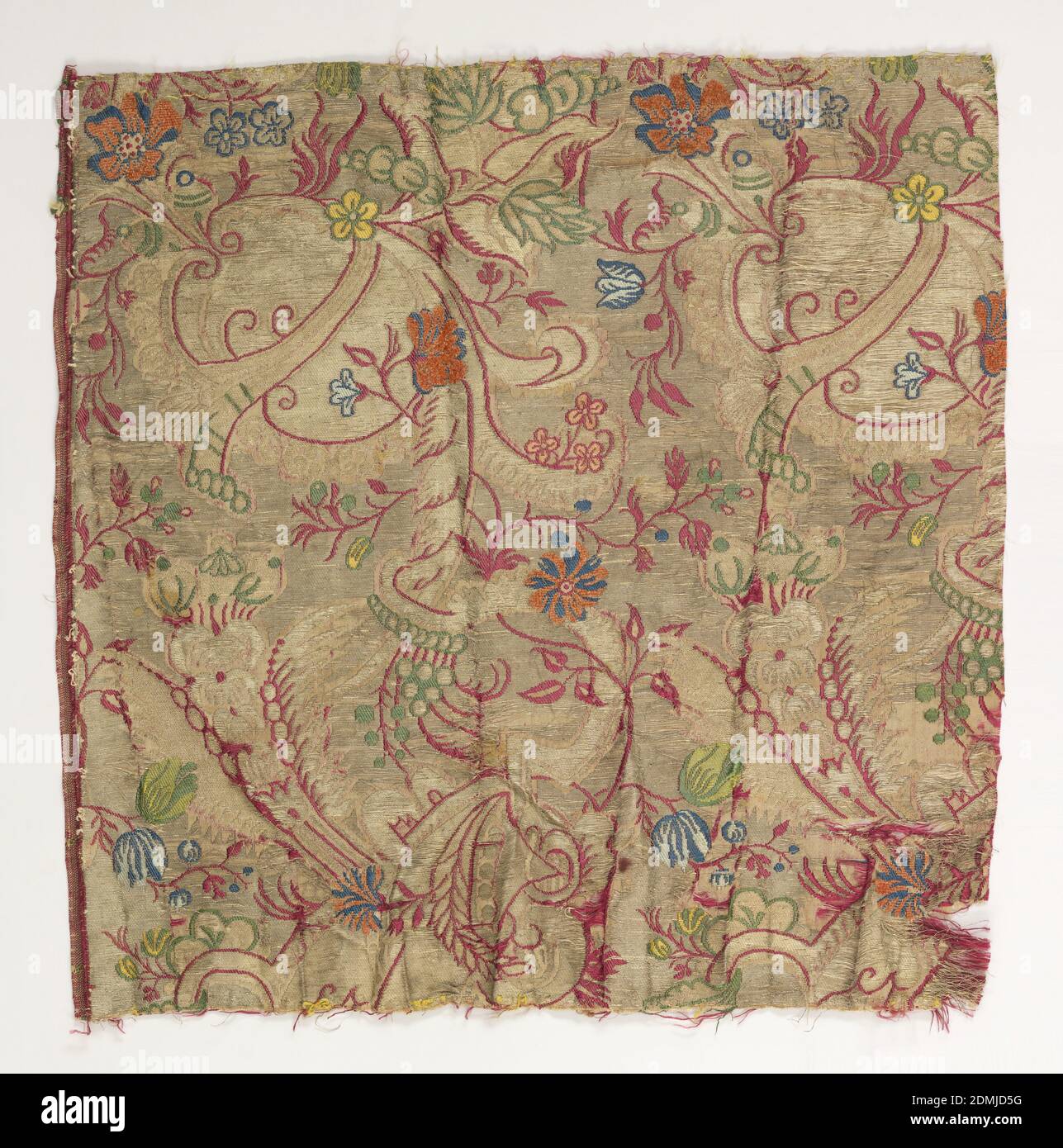 Textil, Medium: Seide, Metalltechnik: Leinwandbindung mit ergänzenden Schussflossen (Brokat), zwei Fragmente eines durchgehenden Musters im bizarren Stil nebeneinander platziert. Geschliffen in Goldtönen mit floralem Design in rot, grün, gelb und blau. Jedes Fragment hat ein selvage vorhanden., möglicherweise Frankreich, möglicherweise Italien, Anfang des 18. Jahrhunderts, gewebte Textilien, Textil Stockfoto