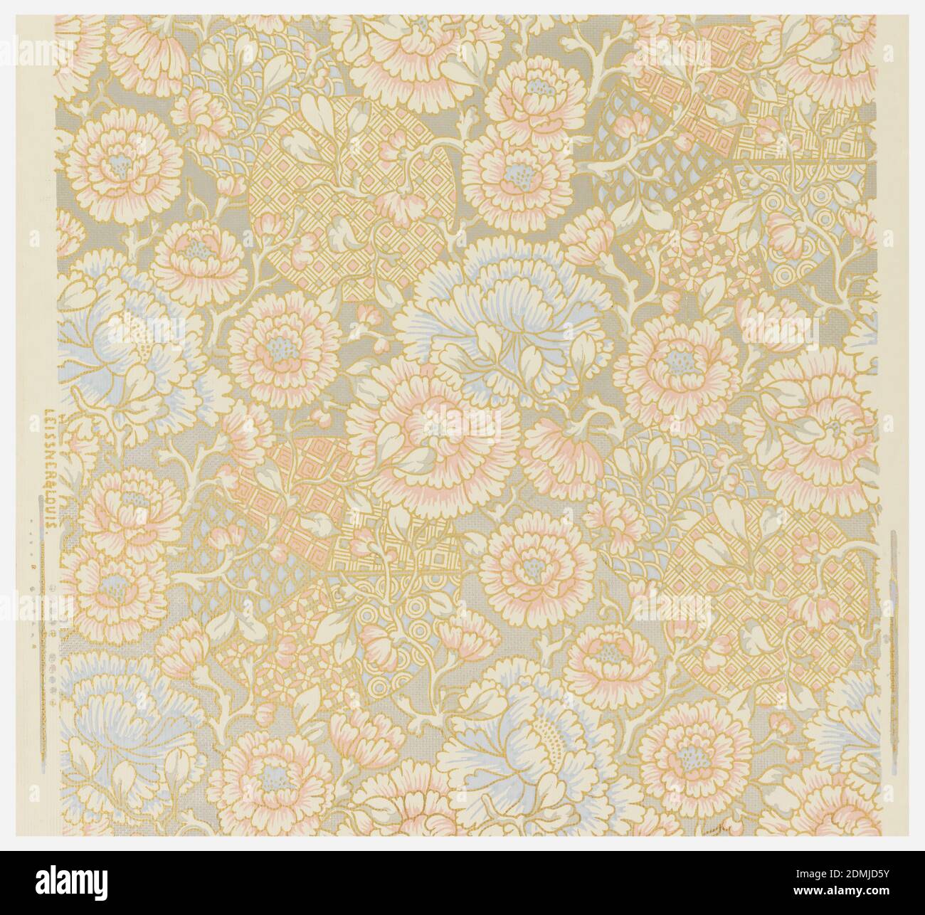 Seitenwand, Leissner & Louis, Blockdruckpapier, geprägtes, anglo-japanesisches oder Japonaiserie-Design aus rosa und pastellblauen Blüten, cremefarbenem und grauem Laub über Kreisen mit geometrischen Musterfüllungen; in Metallic-Gold umrandet. Hintergrund aus metallischem Silber, über cremefarbenem Boden auf geprägtem Papier., New York, New York, USA, 1872–78, Wallcoverings, Sidewall Stockfoto