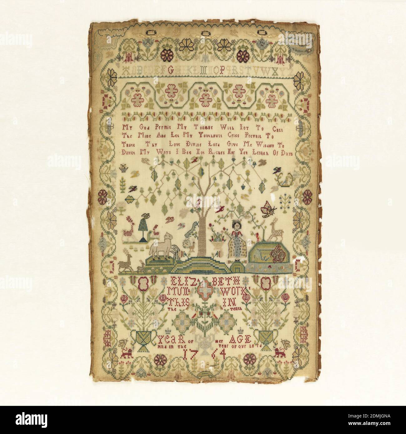 Sampler, Elizabeth Muns, Englisch, Medium: Seide und Metall-eingewickelte Seidenstickereien auf Wollfundament Technik: Gestickt in Kreuz, Satin, Rücken, Zelt, Halbkreuz, und doppelt laufende Stiche auf Leinwandfundament, Vertikales Rechteck mit Alphabet, Text 'Mein Gott erlaube meiner Zunge mit Freude, das Meine zu rufen und lasse Meine Jugendlichen Schreie siegen, um Deine Liebe zu schmecken Göttliche Herr gebe mir Weisheit, um Meine Wege zu führen Ich bitte nicht um Reichtum noch Länge der Tage' dann Baum mit Frau und Tieren, Blumen und Unterschrift, Alle miting geschwungene florale Grenze., England, 1764, Stickerei & Nähte, Sampler Stockfoto