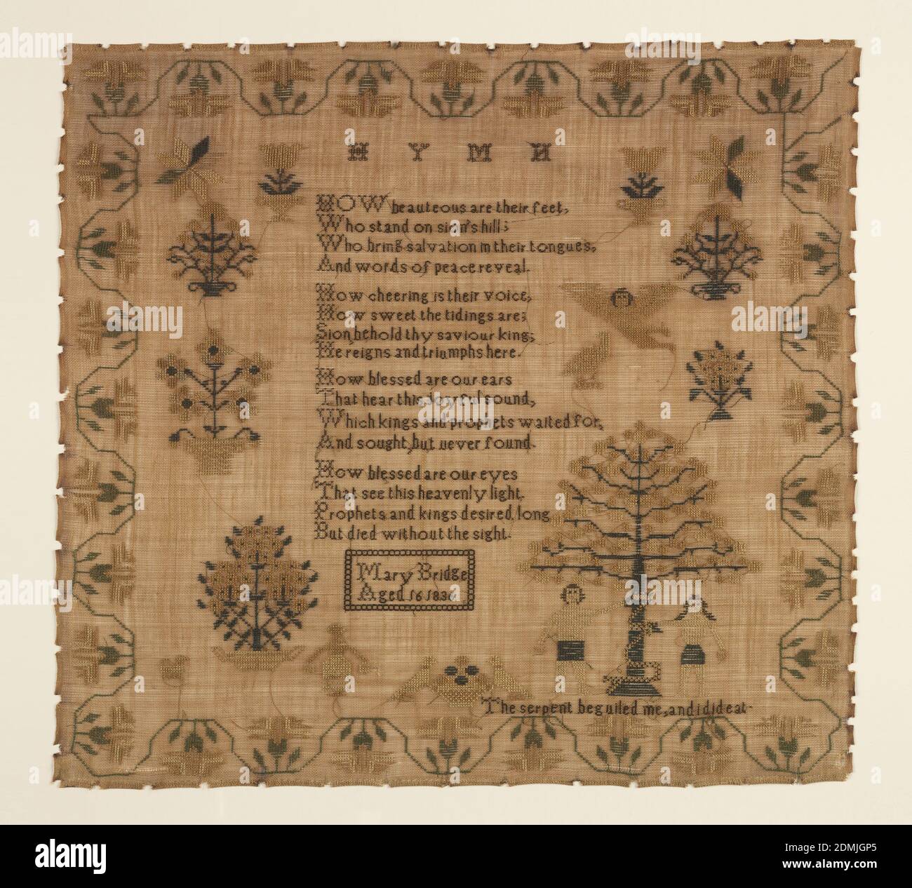 Sampler, Mary Bridge, amerikanisch, Medium: Seidenstickereien auf Leinenfundament Technik: Im Kreuz bestickt und Kreuzstiche auf Leinwandfundament markiert, ist das Feld mit verstreuten Motiven von blühenden Bäumen, Blumenurnen, Vögeln, Sternen und einem Engel gefüllt. In der unteren rechten Ecke flankieren Adam und Eva den Baum der Erkenntnis mit der Inschrift: Die Schlange hat mich betört, und ich habe gegessen. In der Mitte ist ein vierversiger Lobgesang: Wie herrlich sind ihre Füße, die auf dem Hügel Sions stehen, die Heil bringen in ihren Zungen, und Worte des Friedens offenbaren. Wie jubelnd ist ihre Stimme Stockfoto