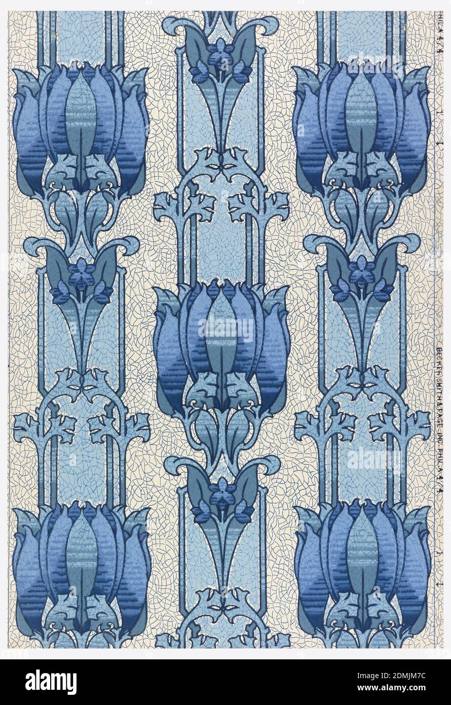 Seitenwand - Muster, maschinenbedruckt, gestylter blauer floraler Streifen, in Blautönen gedruckt auf blauem Boden., USA, 1906–08, Wandbeläge, Sidewall - Muster Stockfoto