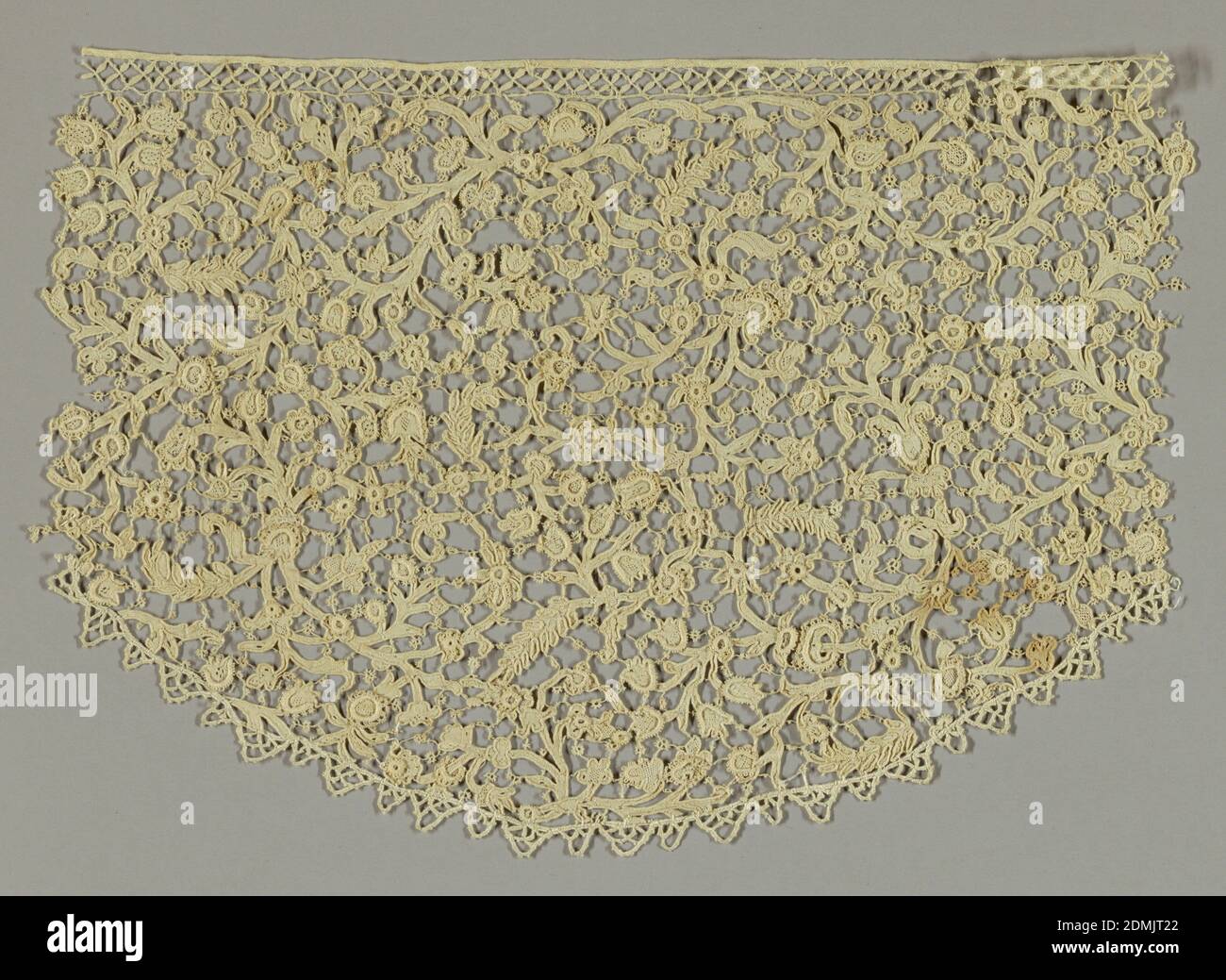 Fragment, Medium: Leinen Technik: Nadelspitze, Fragment von Point de Venise à Rose mit blättrigen und floralen Formen in asymmetrischem Design. Muster verbunden durch Bräute picotées, umrissen von Cordonnet, durchsetzt von Gaze quadrillée. Stil der Spitze gemeinhin als Rosaline., Venedig, Italien, Ende 17.-Anfang 18. Jahrhundert, Spitze, Fragment Stockfoto