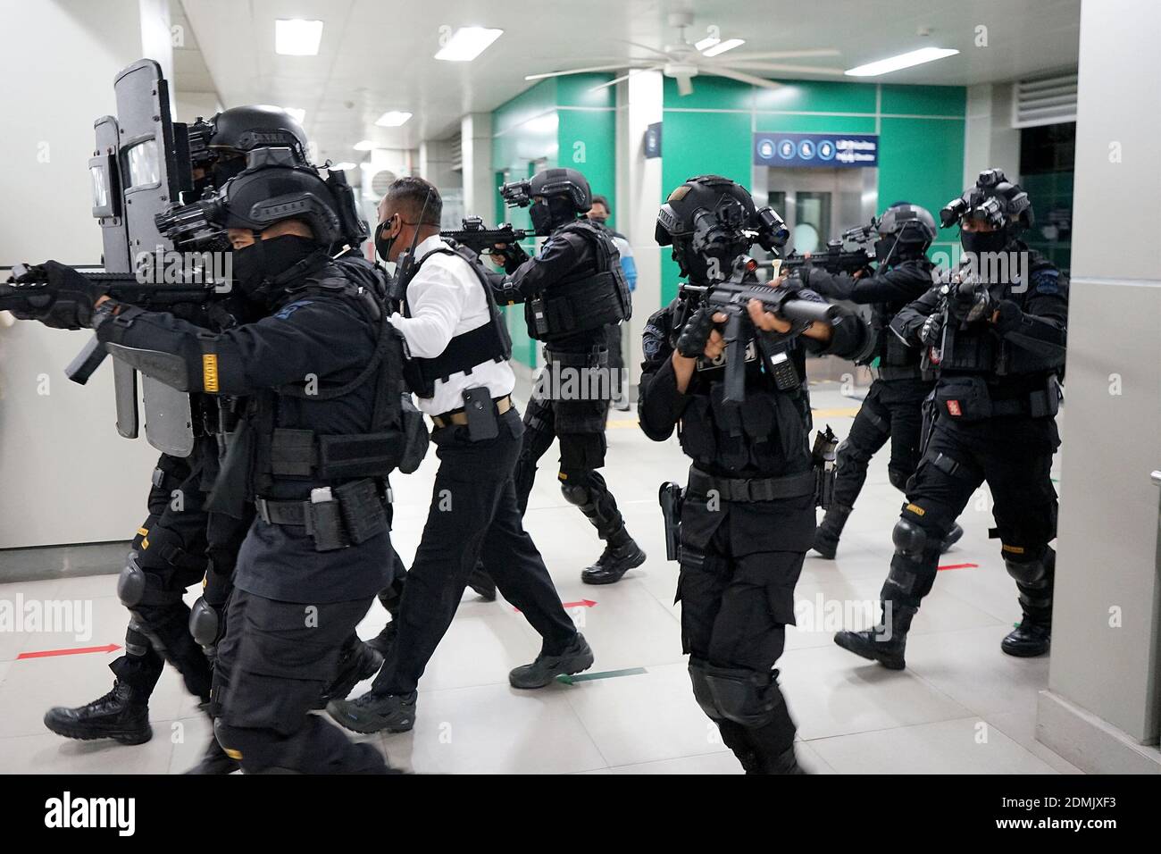 Jakarta. Dezember 2020. Das am 16. Dezember 2020 aufgenommene Foto zeigt Mitglieder indonesischer Anti-Terror-Polizeibeamte während einer Bombendrohung und Terroranschlag auf der Station Mass Rapid Transit (MRT) Lebak Bulus in Jakarta, Indonesien. Quelle: Arifin/Xinhua/Alamy Live News Stockfoto