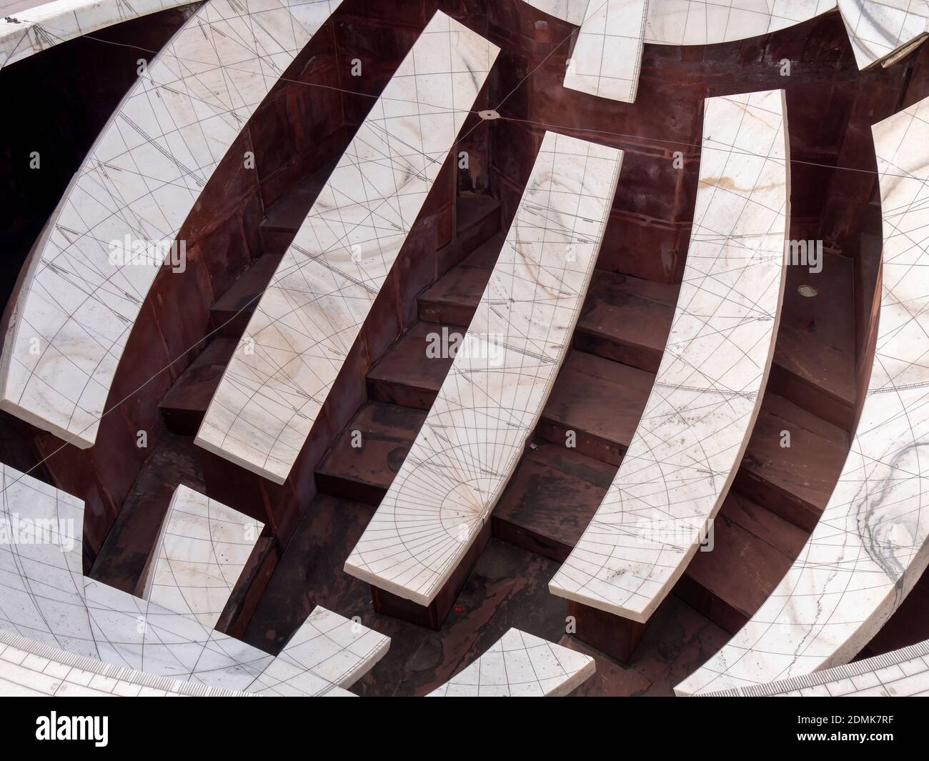 JAIPUR, INDIEN - 21. MÄRZ 2019: jai prakash yantra- eine ungewöhnliche Sonnenuhr in den Boden gebaut und für die Verfolgung der Bewegung der Sonne verwendet. Stockfoto