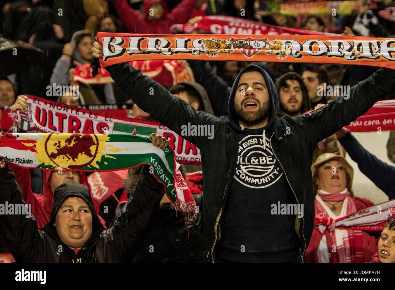 Unterstützer des FC Sevilla während des Europa League Spiels (Runde 16, 2º) zwischen dem FC Sevilla und dem FC Villarreal CF im Stadion Ramon Sanchez Pizjuan am 19. März 2015 in Sevilla, Spanien Stockfoto