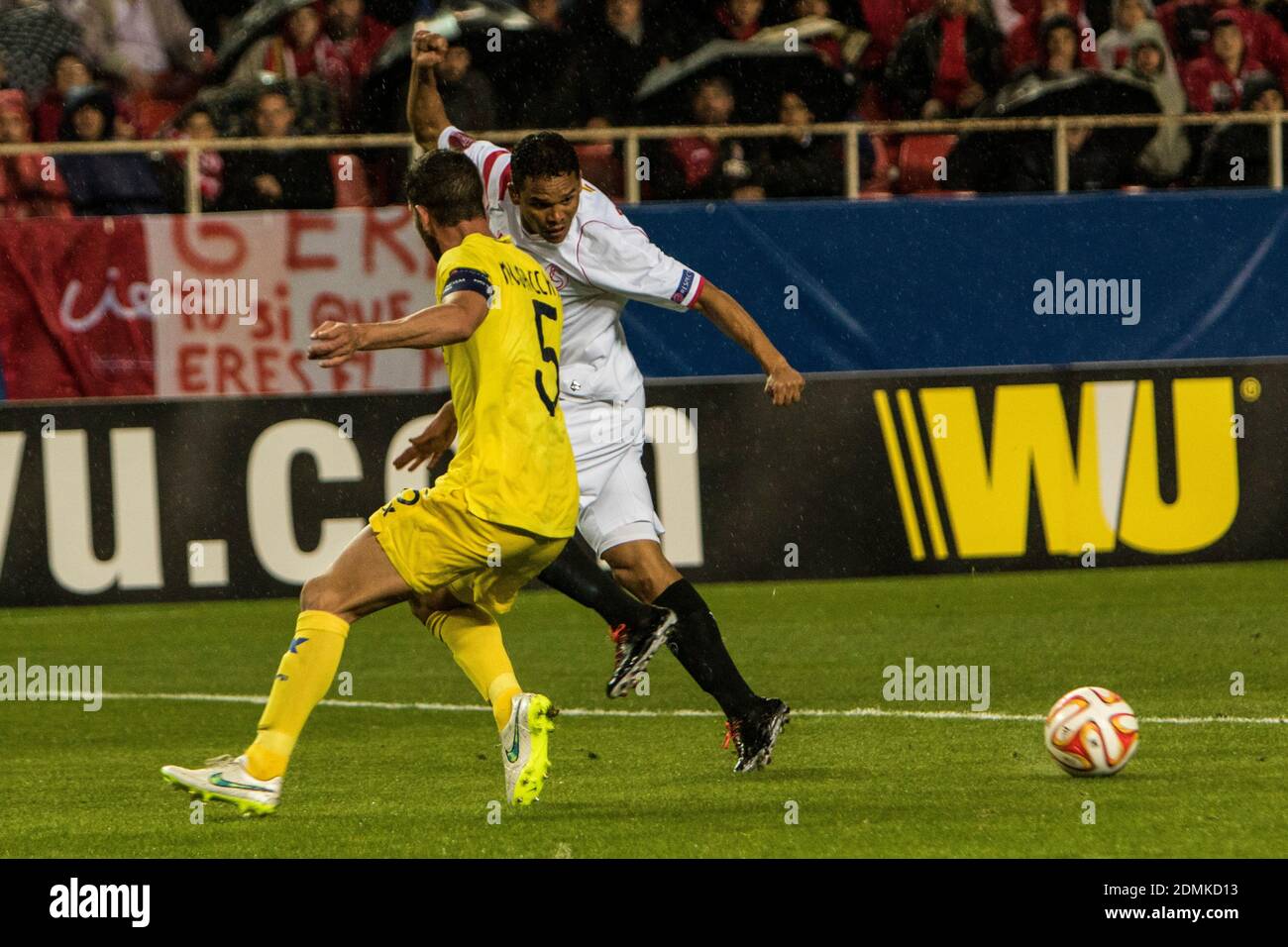 Bacca, Spieler des FC Sevilla, schießt während des Europa League Spiels (Runde 16, 2º Leg) zwischen dem FC Sevilla und dem FC Villarreal CF im Stadion Ramon Sanchez Pizjuan am 19. März 2015 in Sevilla, Spanien Stockfoto