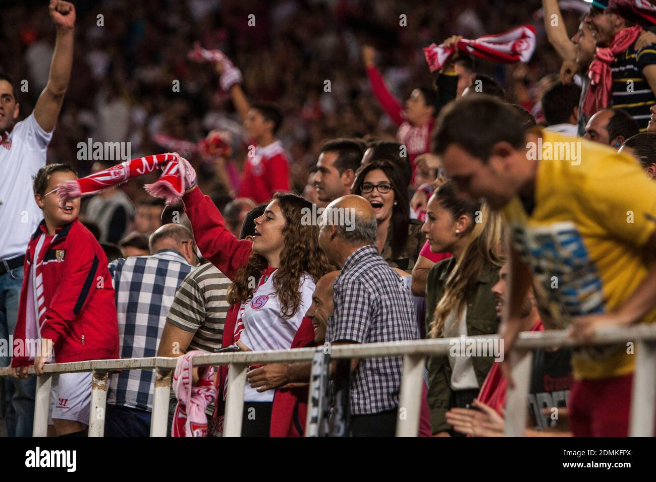 Unterstützer des FC Sevilla beim Spiel der La Liga BBVA zwischen dem FC Sevilla und Villarreal im Stadion Ramon Sanchez Pizjuan am 26. Oktober 2014 in Sevilla, Spanien Stockfoto