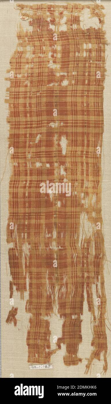 Fragment, Medium: Leinen, Seidentechnik: Leinwandbindung, Roter und brauner Karloster, Mittlerer Osten, 13. Jahrhundert, gewebte Textilien, Fragment Stockfoto