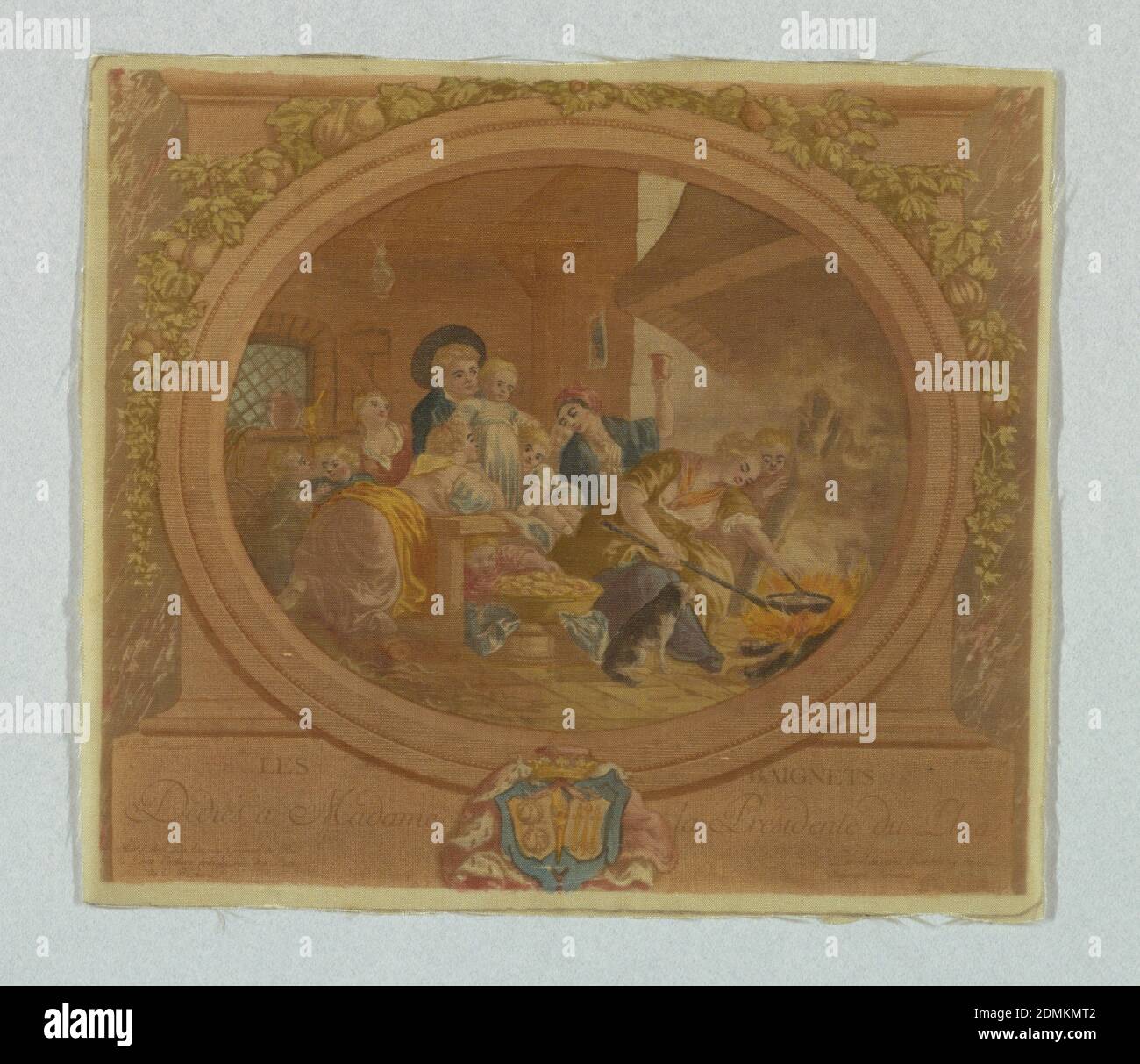 Bild, Medium: Seidentechnik: Gedruckt, auf Leinwandbindung bemalt, Baumwolle mit Polychromdruck, der eine Genreszene des 17. Jahrhunderts in einer Kartusche zeigt. Eine Frau kocht Beignets (Krabben) über einem offenen Feuer, umgeben von Kindern. Oben eine Obstrebe; unten ein gekröntes Wappen., Frankreich, Ende 18.–Mitte 19. Jahrhundert, bedruckte, gefärbte & bemalte Textilien, Bild Stockfoto