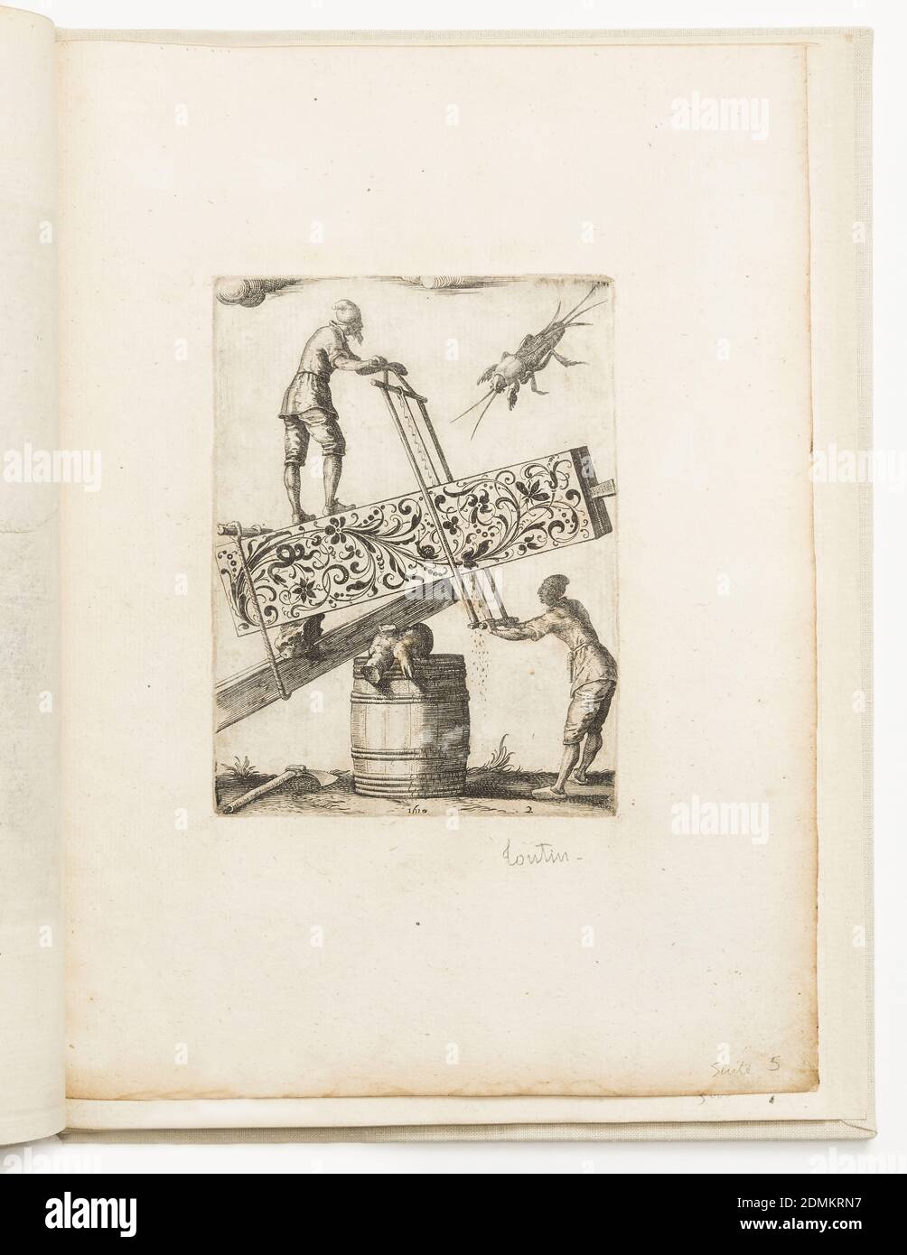 Tafel 2, von Si quid melius videris (EINE Suite von Schwarzarbeit Designs), Jean Toutin, Französisch, 1578 - 1644, Schwarzarbeit Gravur auf Papier, Vertikales Rechteck mit zwei Männern, die ein großes Rechteck mit Schwarzarbeit Design sägen, das auf einem Fass mit Schweinfüßen balanciert ist. Oben, ein großes Insekt., Frankreich, 1619, Alben (gebunden) & Bücher, Print Stockfoto