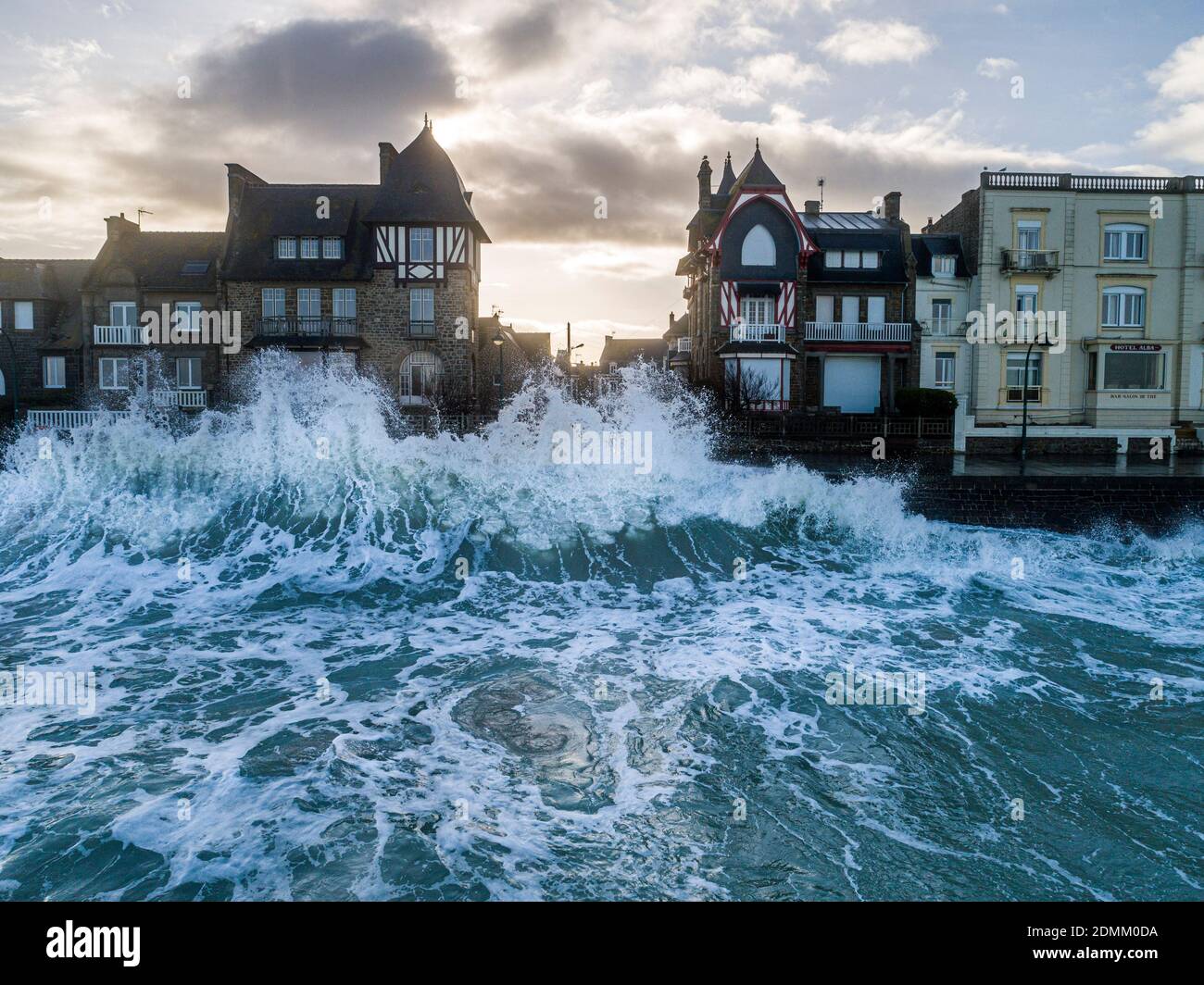 Saint-Malo (Bretagne, Nordwestfrankreich), am 12. Februar 2020: Frühlingsgezeiten und Sturm Ciara in der Bretagne. Wellen brechen auf den Docks entlang des Wate Stockfoto