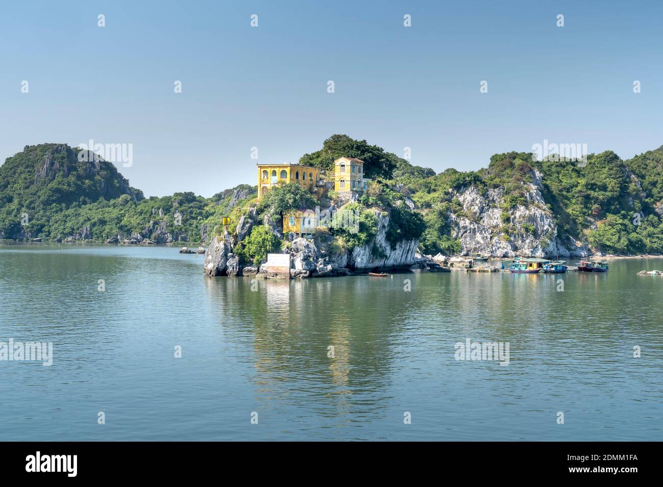 Eine alte Villa von der französischen Kolonialzeit vor 100 Jahren auf dem Berg in Cat Hai, Cat Ba, Quang Ninh Provinz, Vietnam gebaut Stockfoto