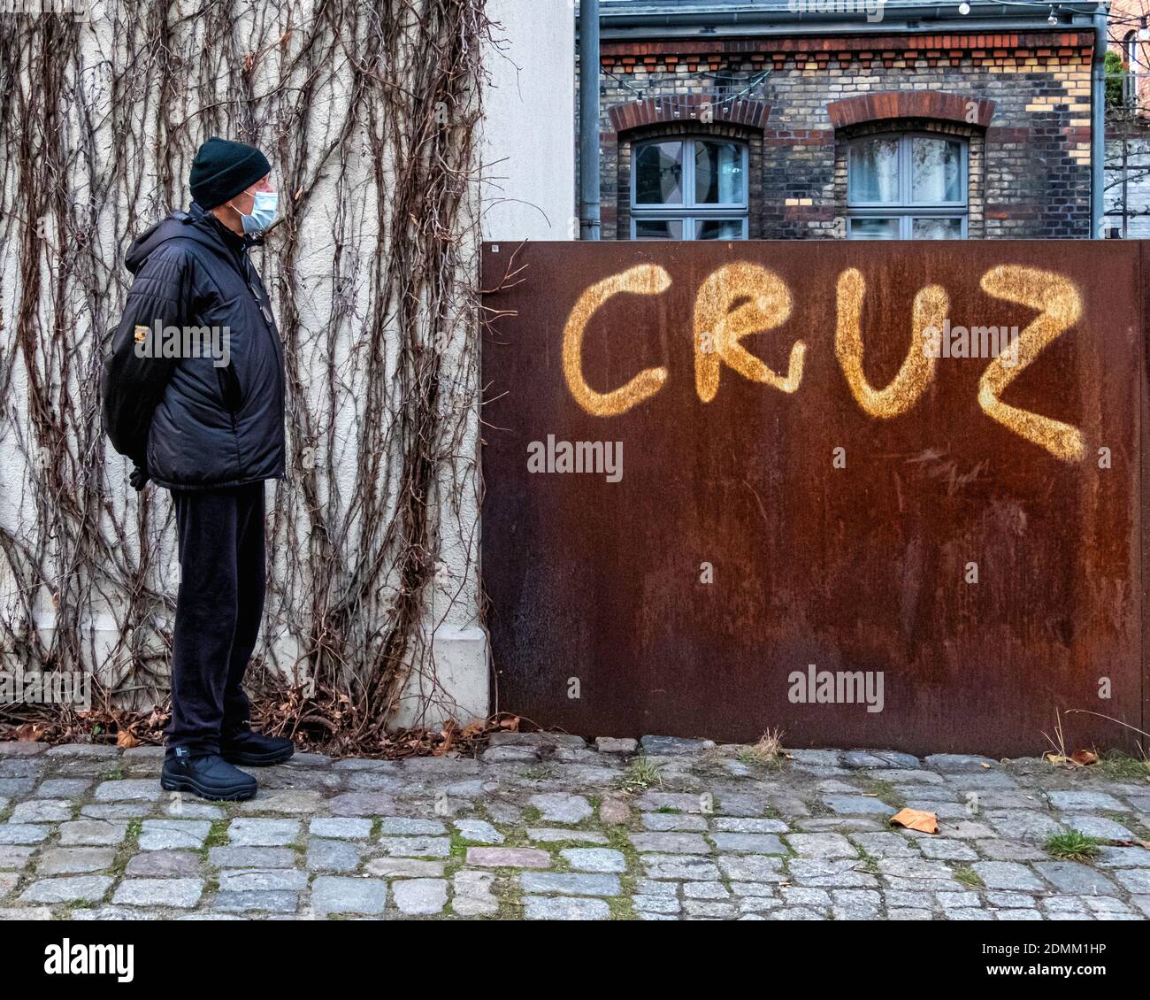 Älterer Mann mit Gesichtsmaske während der Corona-Pandemie am Standort der Pfefferberg-Brauerei, Christeninstraße, Prenzlauerberg, Berlin Stockfoto