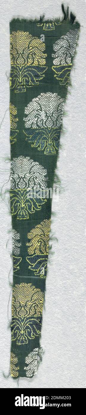 Fragmente, Medium: Seide, Metallik Technik: Gewebt, Palmette in grün und Metallic auf grünem Boden., Indo-Persien, 18. Jahrhundert, gewebte Textilien, Fragmente Stockfoto