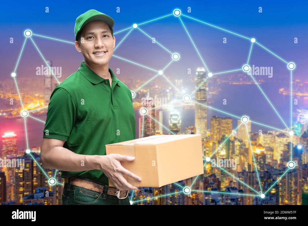 Asiatische Lieferung Mann oder Passagier hält einen Karton mit Globales Positionierungssystem mit Smart City im Hintergrund Stockfoto
