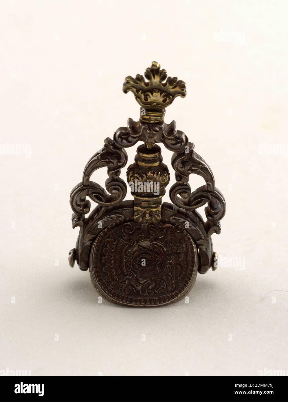 Siegel, Parcel-vergoldet Silber, Drehsiegel, die drei Seiten mit einem Wappen graviert, das eine gekrönte Chiffre zeigt, umgeben von Rollwerk. Griff bestehend aus schweren Rollen und einer Maske., Frankreich, ca. 1680, Schmuck, Dekorative Künste, Siegel Stockfoto