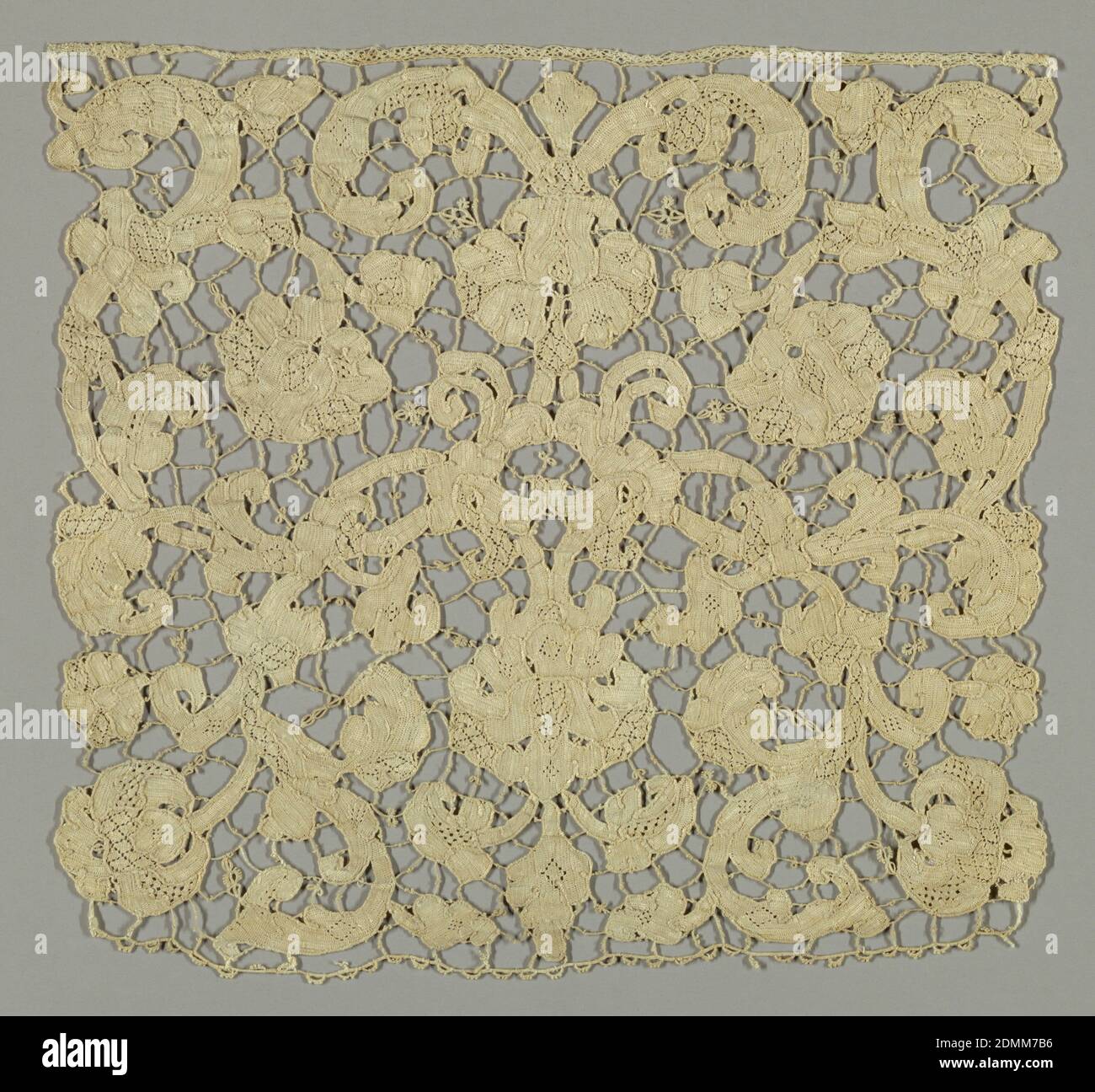 Fragment, Medium: Leinen Technik: Nadelspitze, Fragment von stilisierten floralen und blättrigen Formen in einem großen symmetrischen Schriftrolle Design. Muster verbunden durch Bräute, Picotées, und wird von Gaze quadrillée und portes durchsetzt., Italien, 17. Jahrhundert, Spitze, Fragment Stockfoto