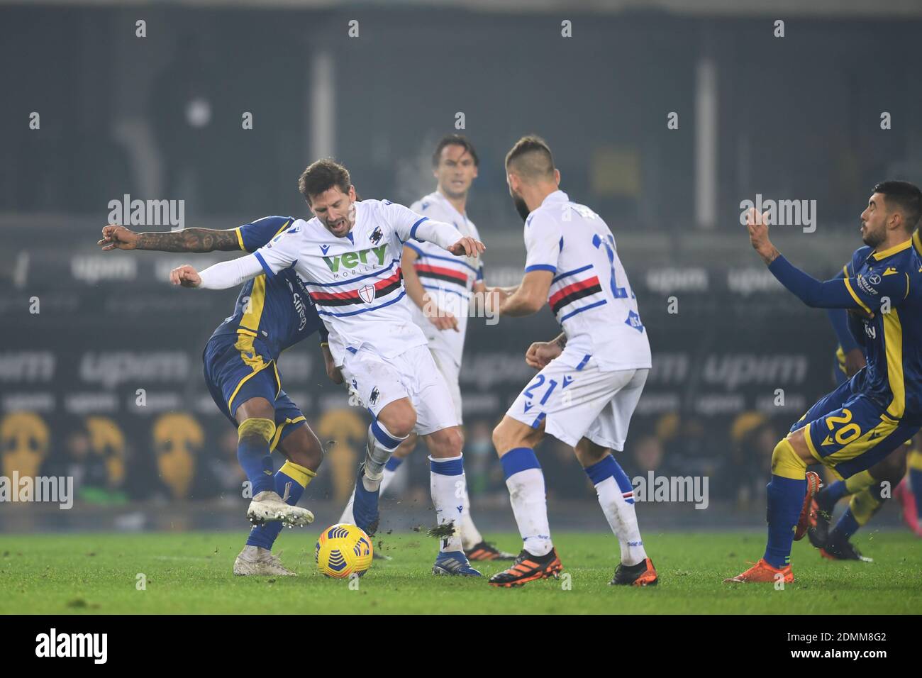 Verona, Italien. Dezember 2020. Eddie Salcedo (Hellas Verona)Adrien Silva (Sampdoria)Lorenzo Tonelli (Sampdoria)Mattia Zaccagni (Hellas Verona) während der italienischen Serie A' Match zwischen Hellas Verona 1-2 Sampdoria im Marc Antonio Bentegodi Stadion am 16. Dezember 2020 in Verona, Italien. Quelle: Maurizio Borsari/AFLO/Alamy Live News Stockfoto