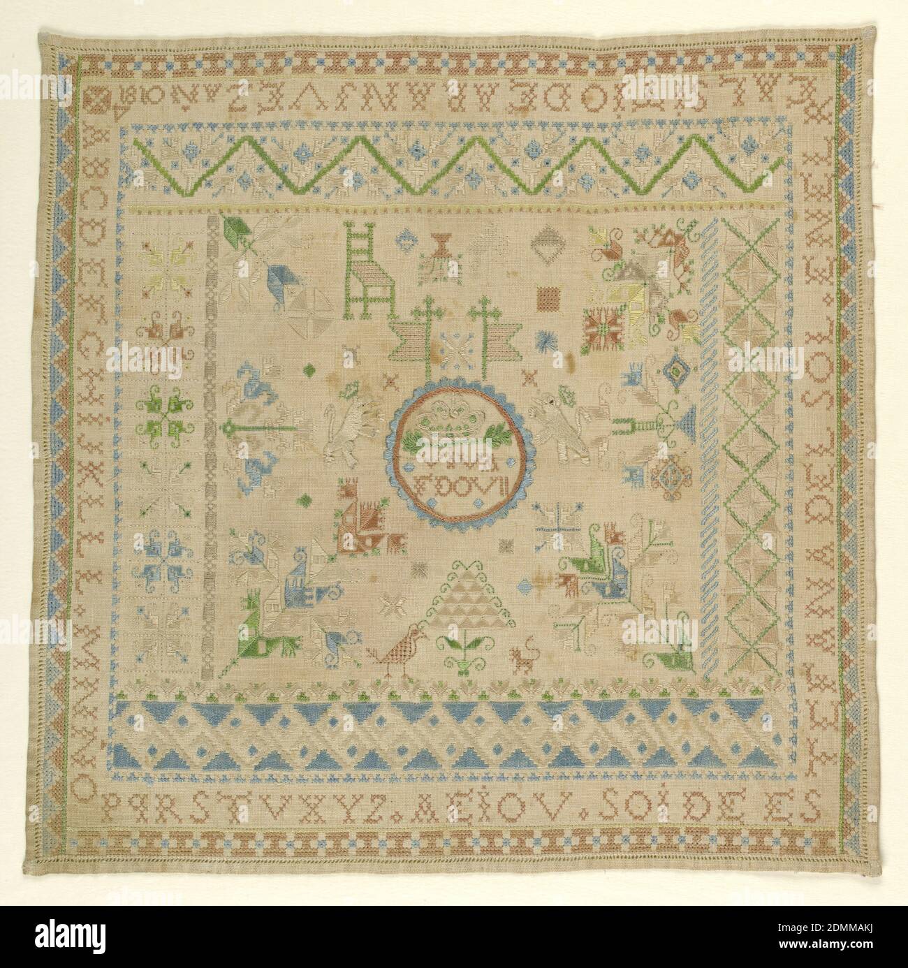 Sampler, Estefana del Sol, Medium: Seidenstickerei, Leinenstifttechnik: Zweifach laufend, gezählter Satin, Saum, Fischgrät und Kreuzstiche auf Leinwandbindung, Viva F D O VII unter einer Krone mit Medaillon und Fahnen. Umgeben von freistehenden Motiven und fünf Bordüren. Übersetzung der Inschrift: Erstellt von Estefana del Sol im Königspalast von Aranjuez. Es lebe Ferdinando VII König von Spanien., Spanien, 1810, Stickereien & Stitching, Sampler Stockfoto