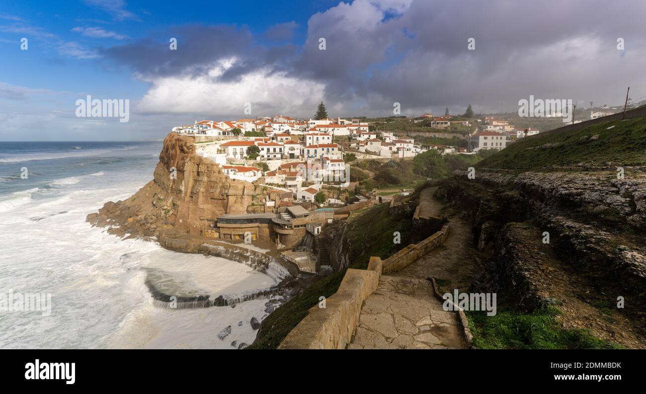 Azenhas do Mar, Portugal - 14. Dezember 2020: Blick auf das Felsendorf Azenhas do Mar in Zentralportugal Stockfoto