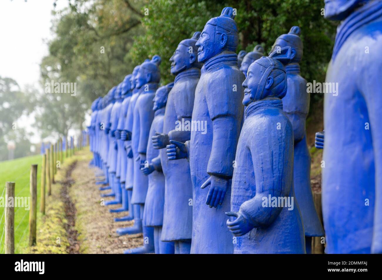 Carvalhal Bombarral, Portugal - 13 December 2020: blue Chinese terracotta warriors in the Buddha Eden Garden in Portugal Stockfoto