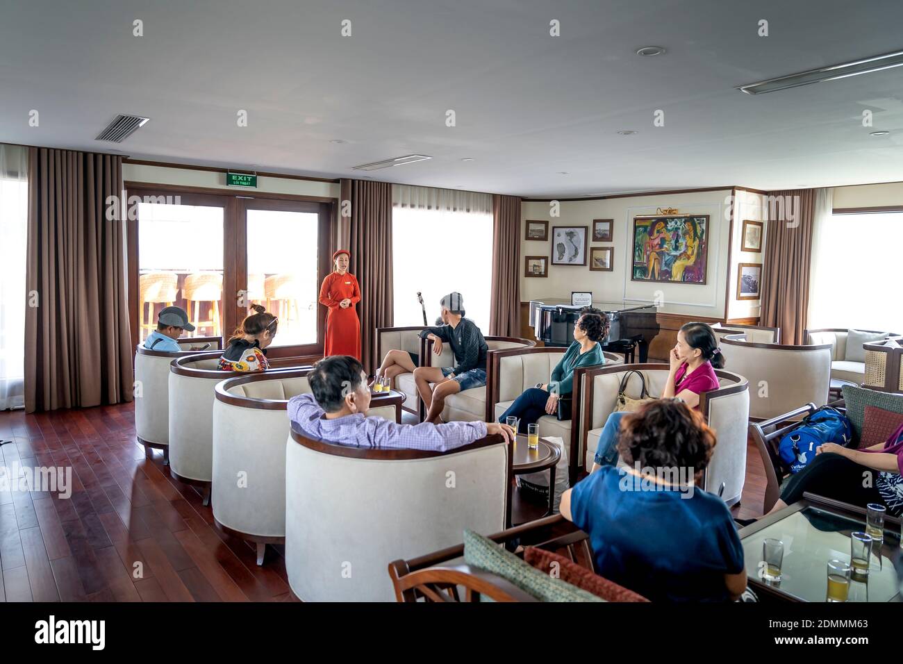 Heritage Cruise 5 Sterne auf Lan Ha Bay, Quang Ninh Provinz, Vietnam - 12. November 2020: Der Vertreter der Kreuzfahrt-Linie instruiert die Regeln auf Stockfoto