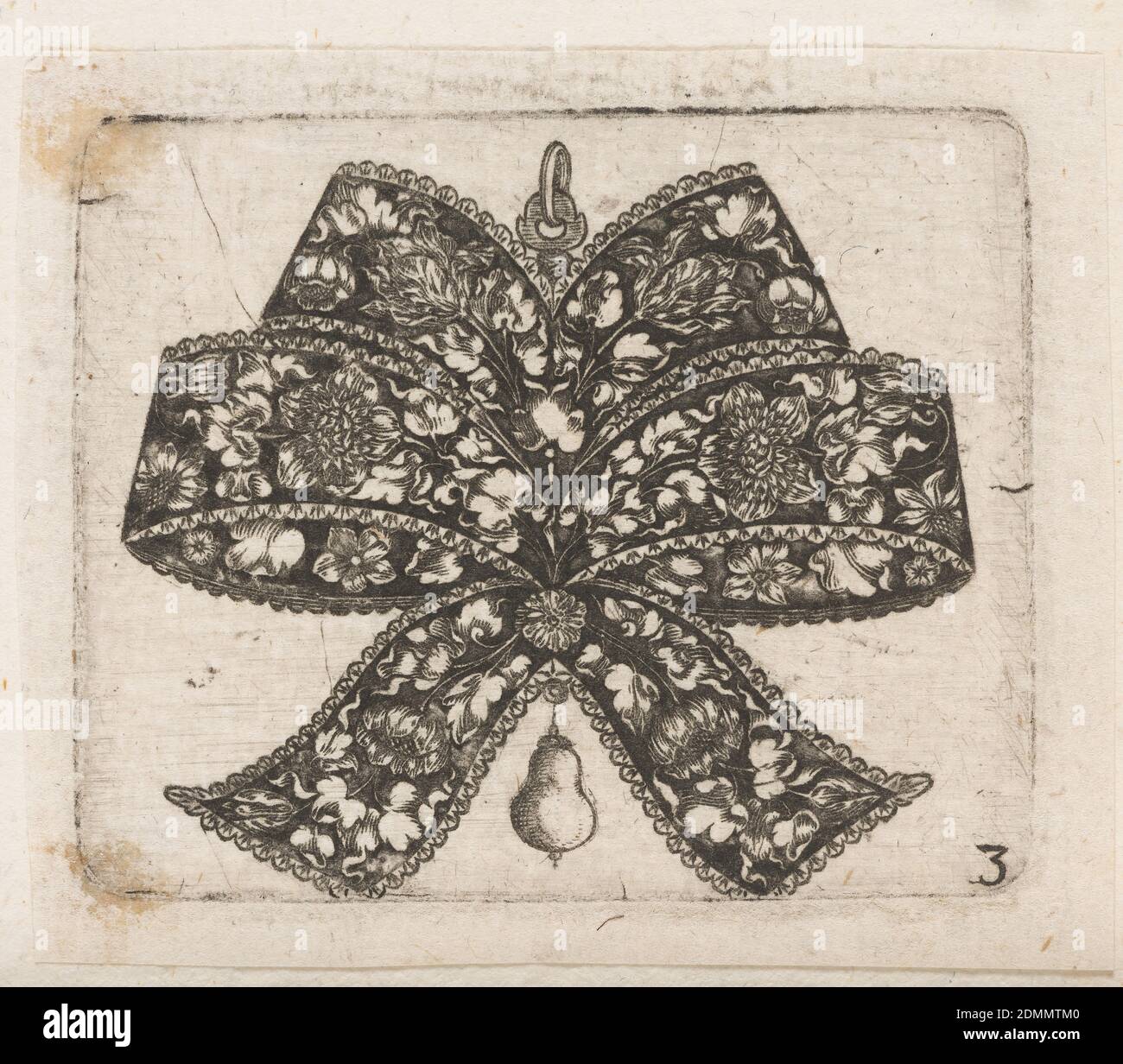 Anhänger in Form eines Bowknot', Tafel 3 aus 'Goldsmith Ornament Designs', Heinrich Raab, deutsch, aktiv Nürnberg 1640 – 1650, Paul Furst, deutsch, ca. 1605 – 1666, Gravur auf cremefarbenen Papierablagen, Schmuckdesign: Ein weiß-schwarzes Design für einen Anhänger in Form einer geknoteten, vierreihigen Schleife mit zwei Schleppbändern unten. Das Design ist symmetrisch dargestellt, einschließlich des Musters von komplizierten Darstellungen von Rosen, Tulpen und Blättern. Eine kleine Birne baumelt in der Mitte unter dem Knoten., ca. 1648, Ornament, Druck Stockfoto