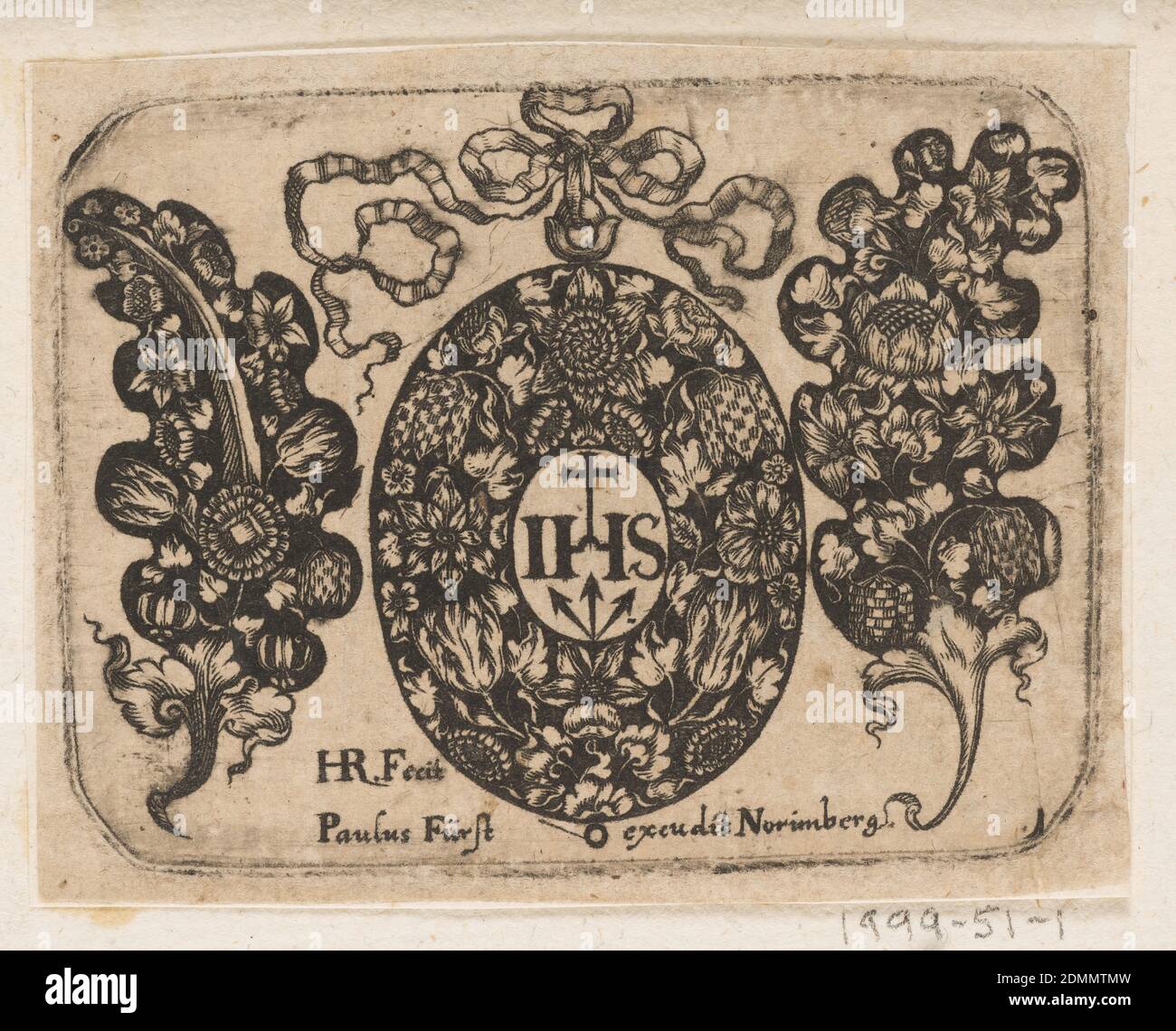 Titelschild,' Platte 1 aus 'Goldsmith Ornament Designs', Heinrich Raab, deutsch, aktiv Nürnberg 1640 – 1650, Paul Furst, deutsch, ca. 1605 – 1666, Gravieren auf cremefarbenem Büttenpapier, GROSSES Weiß auf schwarzem Design für einen aufrechten Anhänger, reich verziert mit naturalistischen Tulpen und Rosen um ein zentrales Monogramm [IHS mit einem Kreuz mit drei Nägeln unten überragt]. An der Oberseite des Anhängers ist eine Schleife mit drei Schlaufen und Schlaufen befestigt. Flankiert wird der Anhänger von zwei blattförmigen Ornamenten. Stockfoto