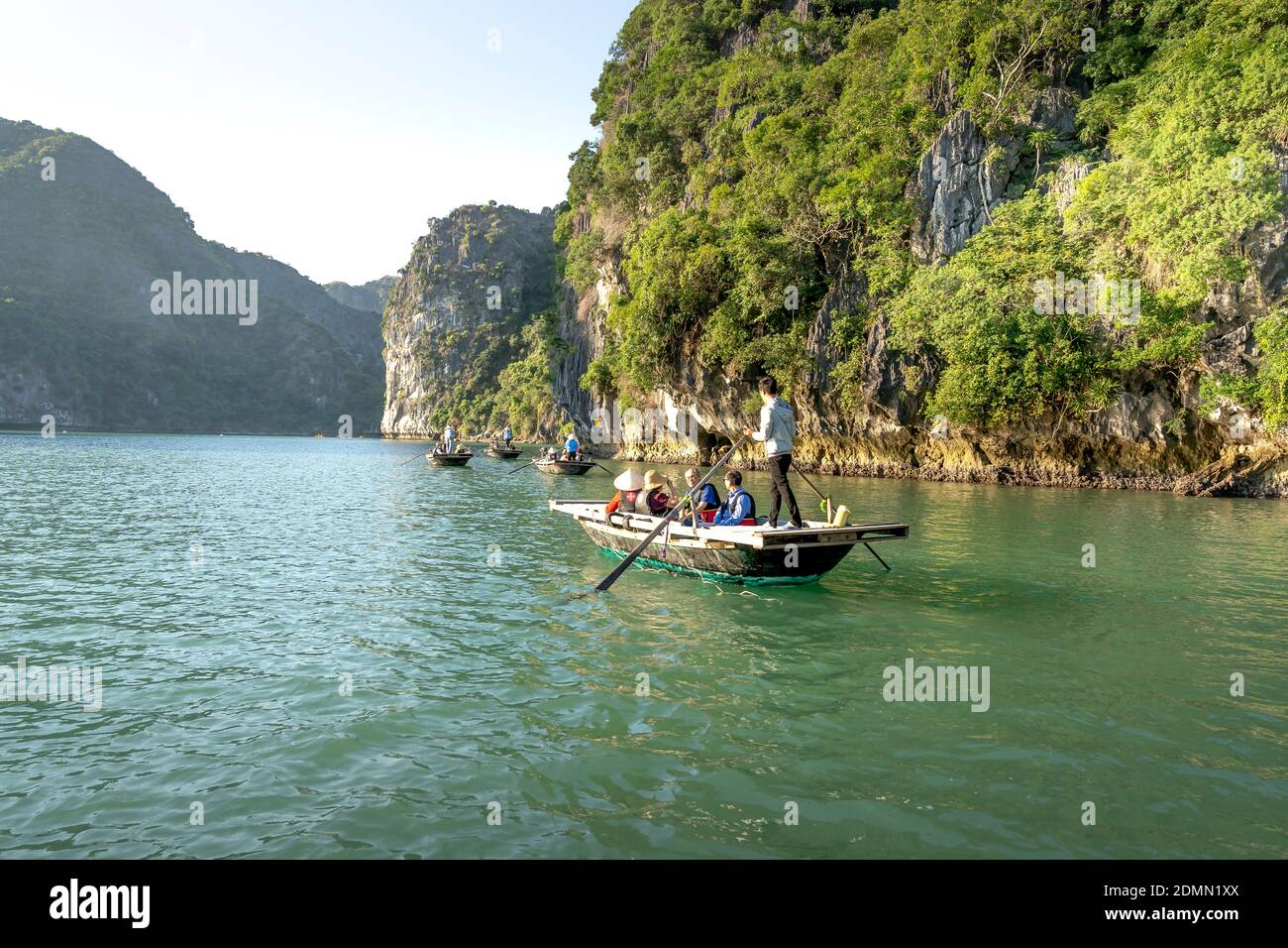 Lan Ha Bay, Provinz Quang Ninh, Vietnam - 13. November 2020: Touristen nehmen ein Boot, um Lan Ha Bay zu besuchen. Ein ideales Touristenziel am Strand in Quang Ni Stockfoto