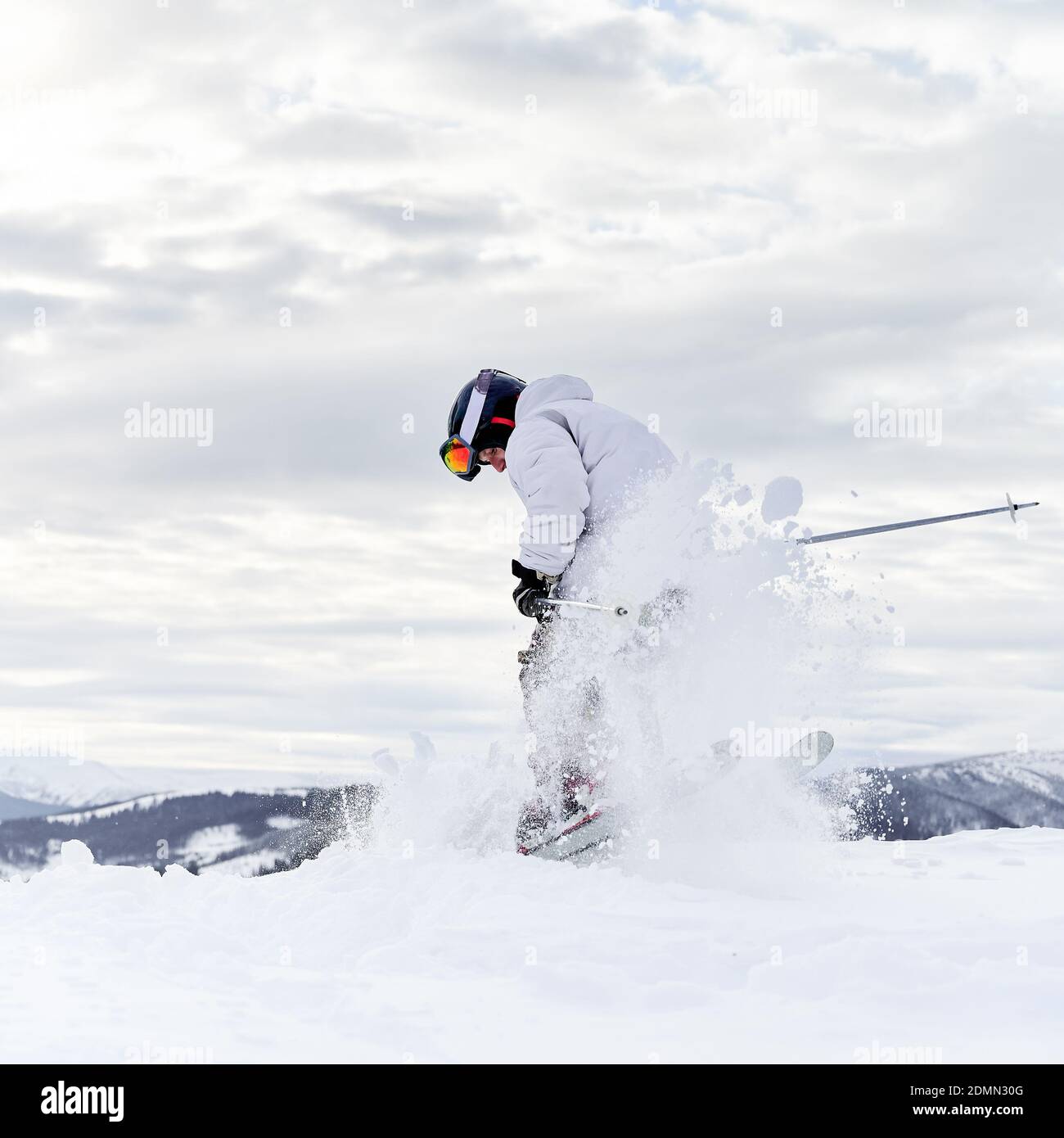 Konzept der Winter Arten von Sport. Skifahrer führt Tricks in den Bergen in der Wintersaison, Verschmelzung mit Hintergrund. Skigebiet zur Hochzeit Stockfoto